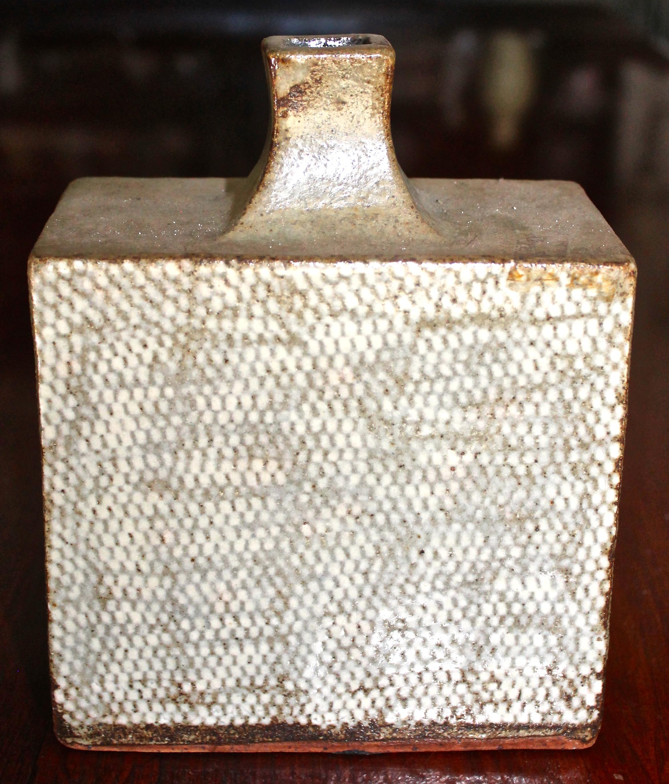 Tatsuzo Shimaoka Fishnet Textured Japanese Flask In Good Condition In Sharon, CT