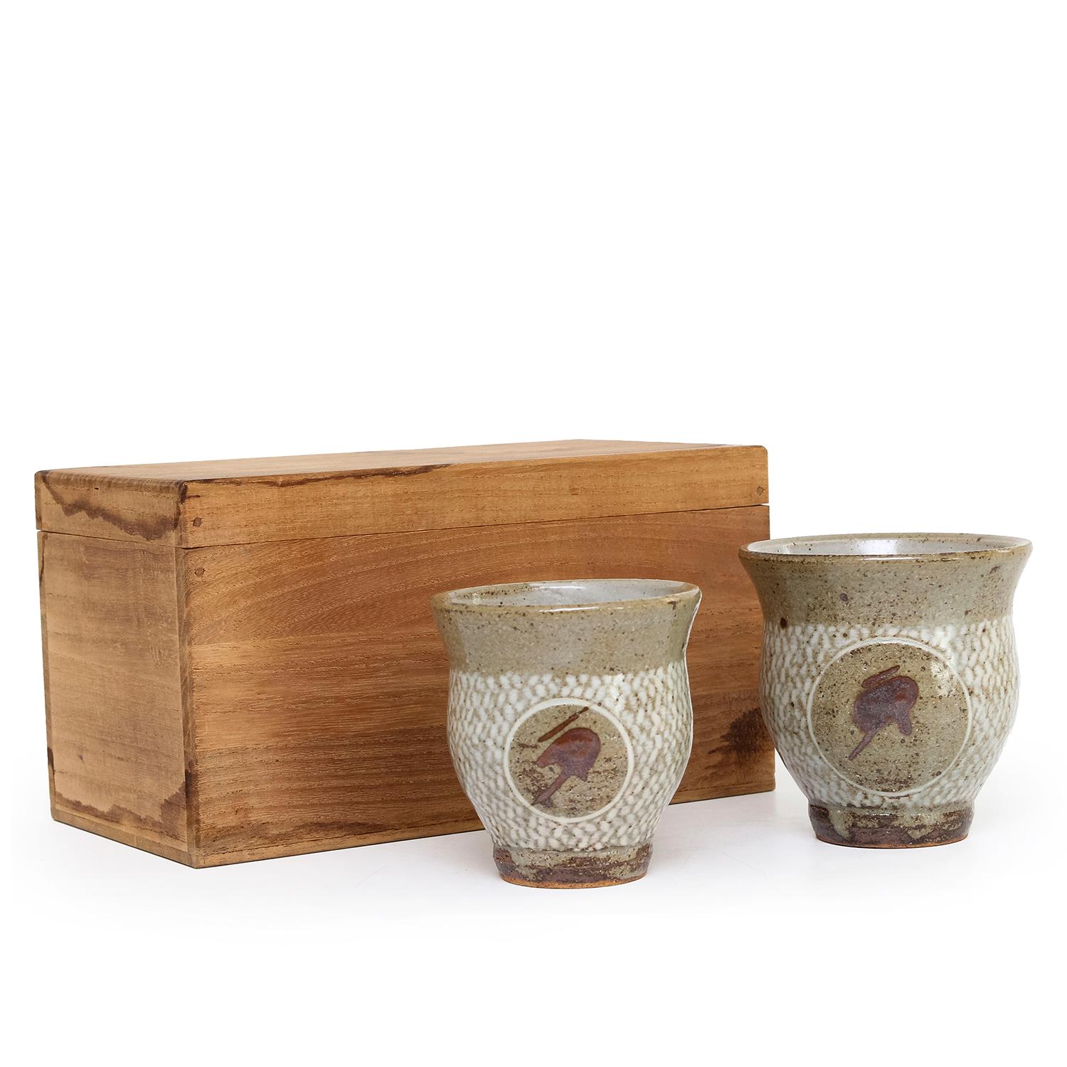 TATSUZO SHIMAOKA 
SET YUNOMI CON SCATOLA FIRMATA II (INV# NP3206)
gres e smalti
3.25 x 3" 
3.5 x 3.5"
data sconosciuta 
firmato