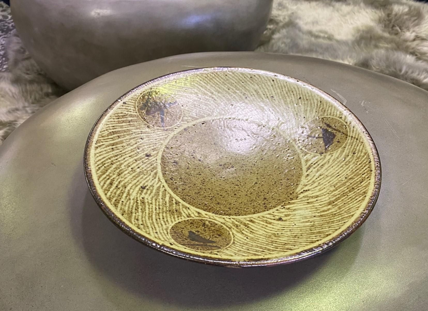 A wonderfully decorated and executed ceramic plate/ low bowl by Japanese National Treasure pottery master Tatsuzo Shimaoka. This work exhibits his signature rope inlay, cord pattern decoration technique, and displays his impressed 