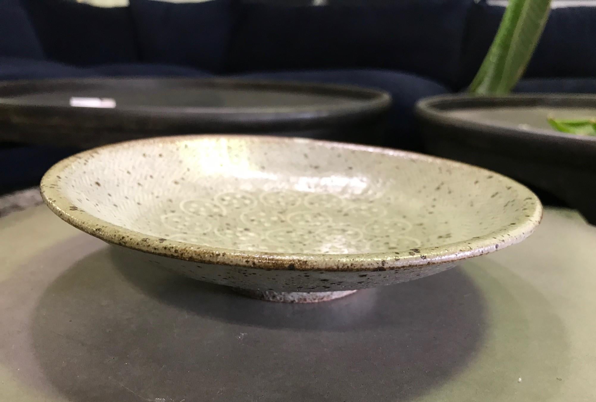 Tatsuzo Shimaoka Japanese Glazed Rope Inlay Pottery Ceramic Plate Low Bowl In Good Condition In Studio City, CA
