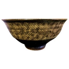 Bol à thé Chawan en poterie émaillée japonaise incrustée de corde de Tatsuzo Shimaoka:: 1957