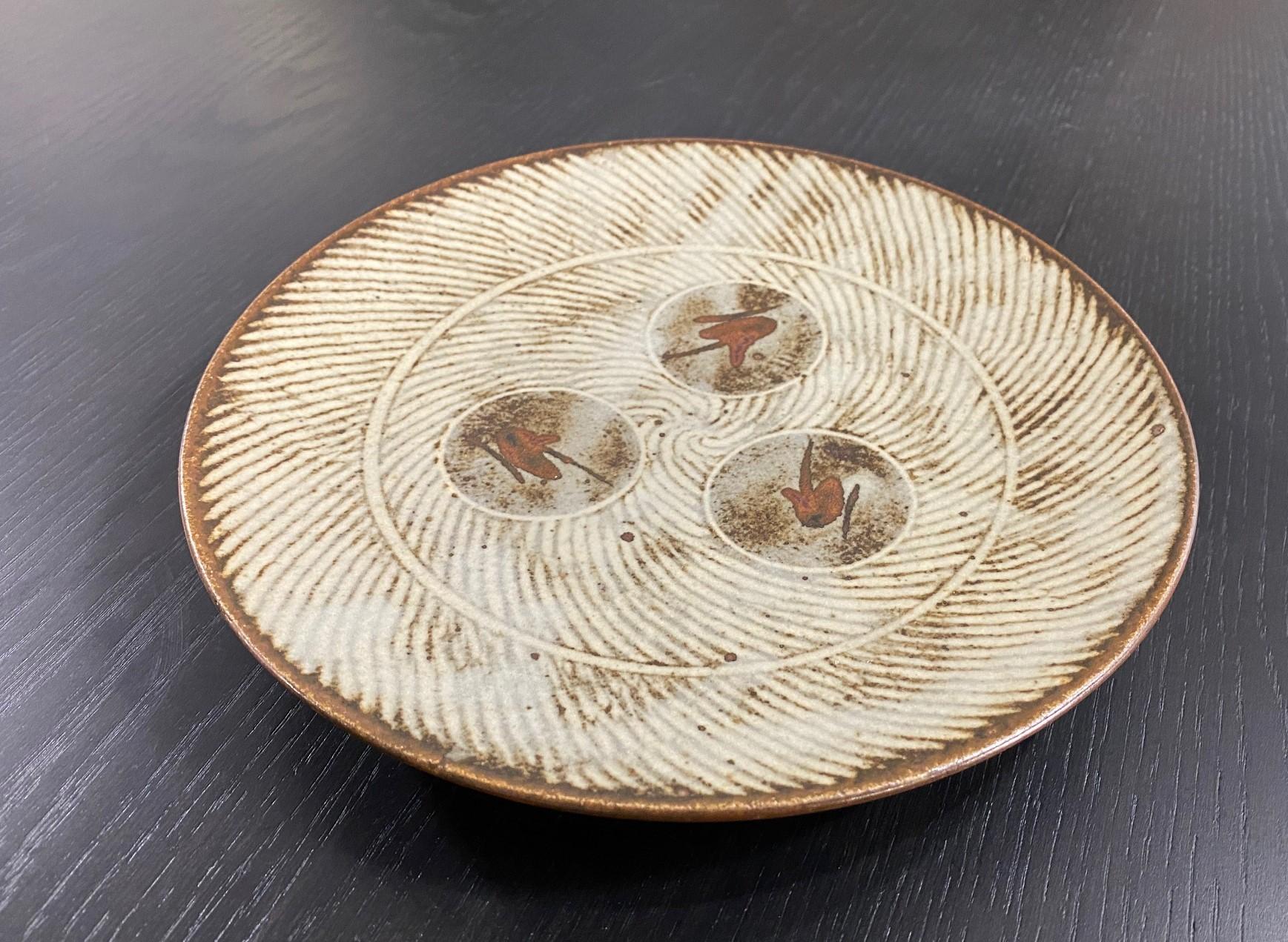 Ein exquisit dekorierter und wunderbar ausgeführter keramischer Mingei-Teller/eine niedrige Schale des japanischen Nationalschatzes und Mashiko-Töpfermeisters Tatsuzo Shimaoka. Diese Arbeit zeigt sein berühmtes Jomon Zogan-Seilintarsienmuster,
