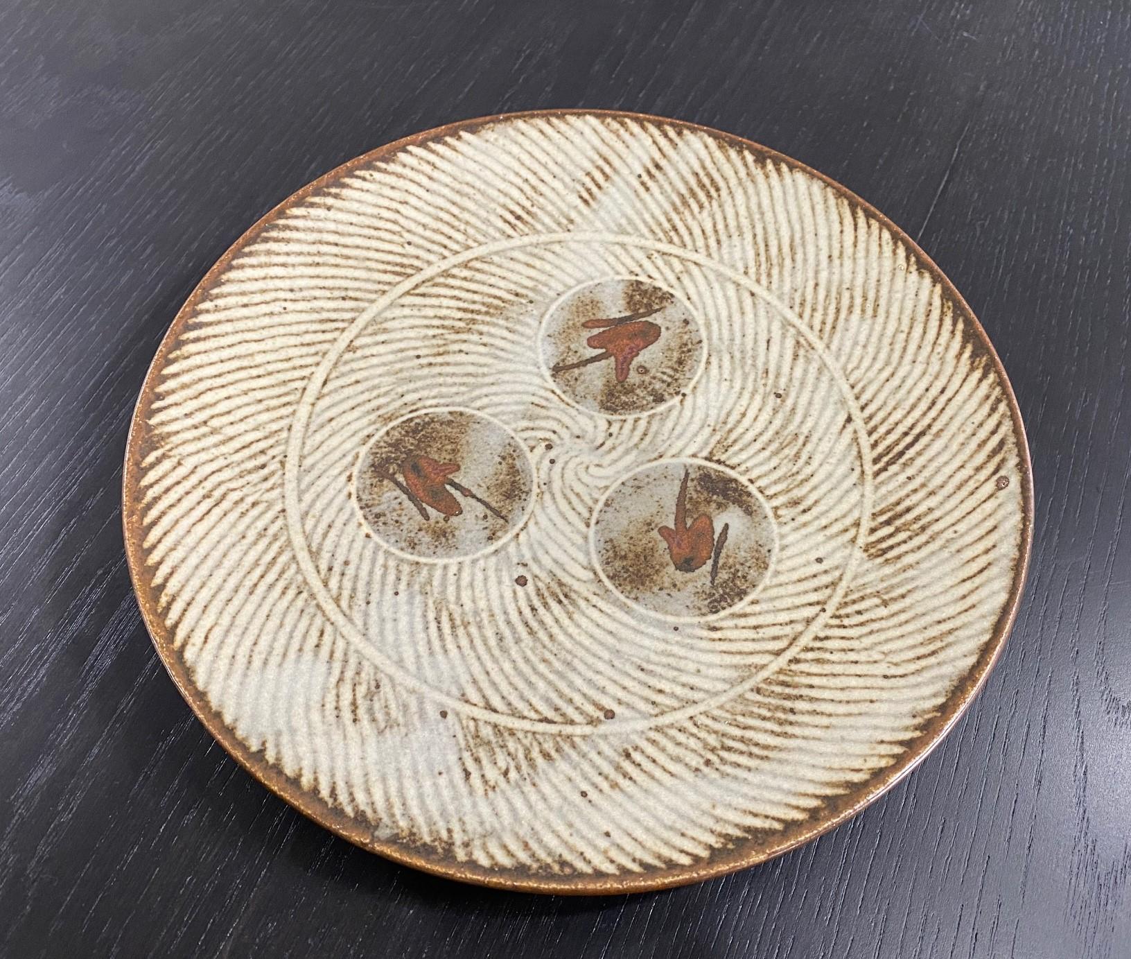 Showa Assiette bol en céramique japonaise émaillée incrustée de cordes, signée Tatsuzo Shimaoka en vente