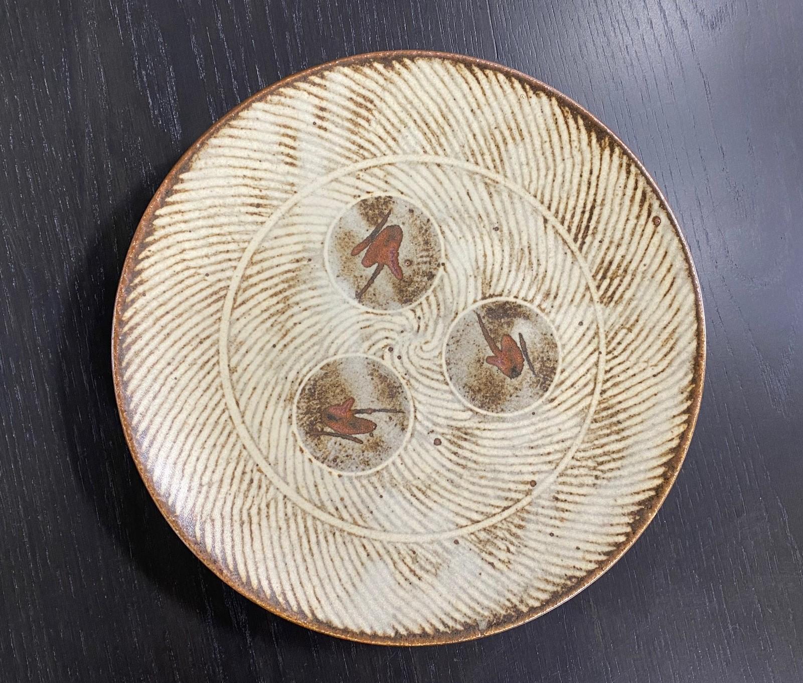 Tatsuzo Shimaoka Signed Japanese Glazed Rope Inlay Ceramic Pottery Bowl Plate In Good Condition For Sale In Studio City, CA