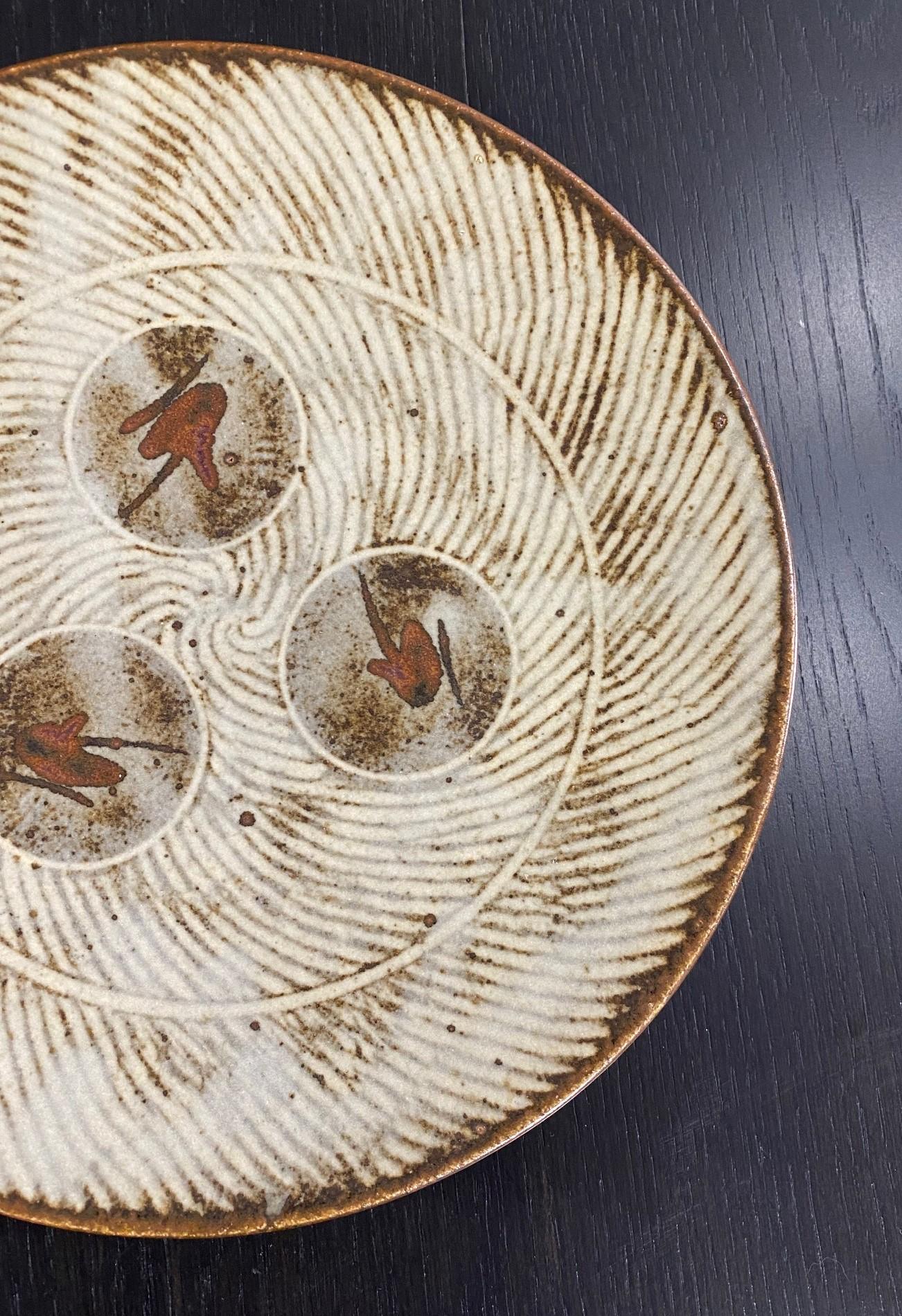 Assiette bol en céramique japonaise émaillée incrustée de cordes, signée Tatsuzo Shimaoka Bon état - En vente à Studio City, CA