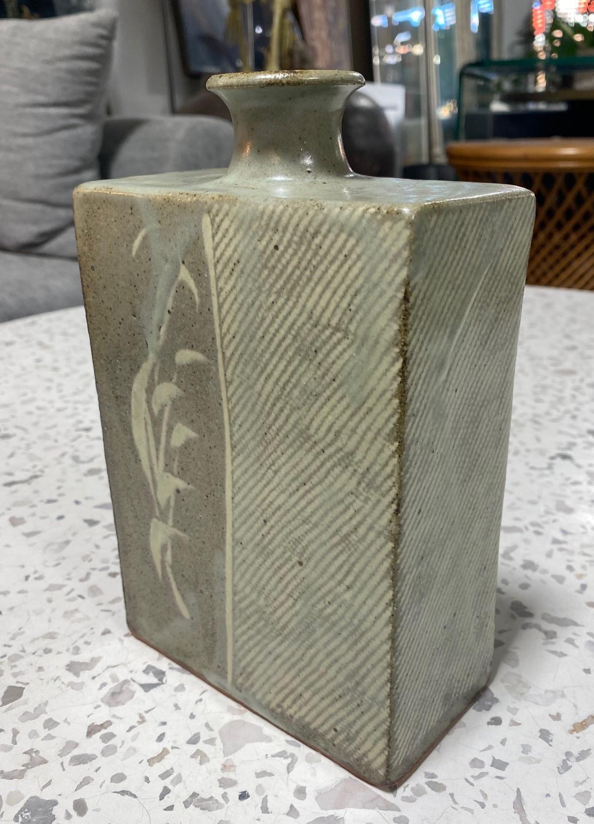 Tatsuzo Shimaoka Signed Japanese Henko Rope Inlay Pottery Ceramic Vase with Box In Good Condition For Sale In Studio City, CA
