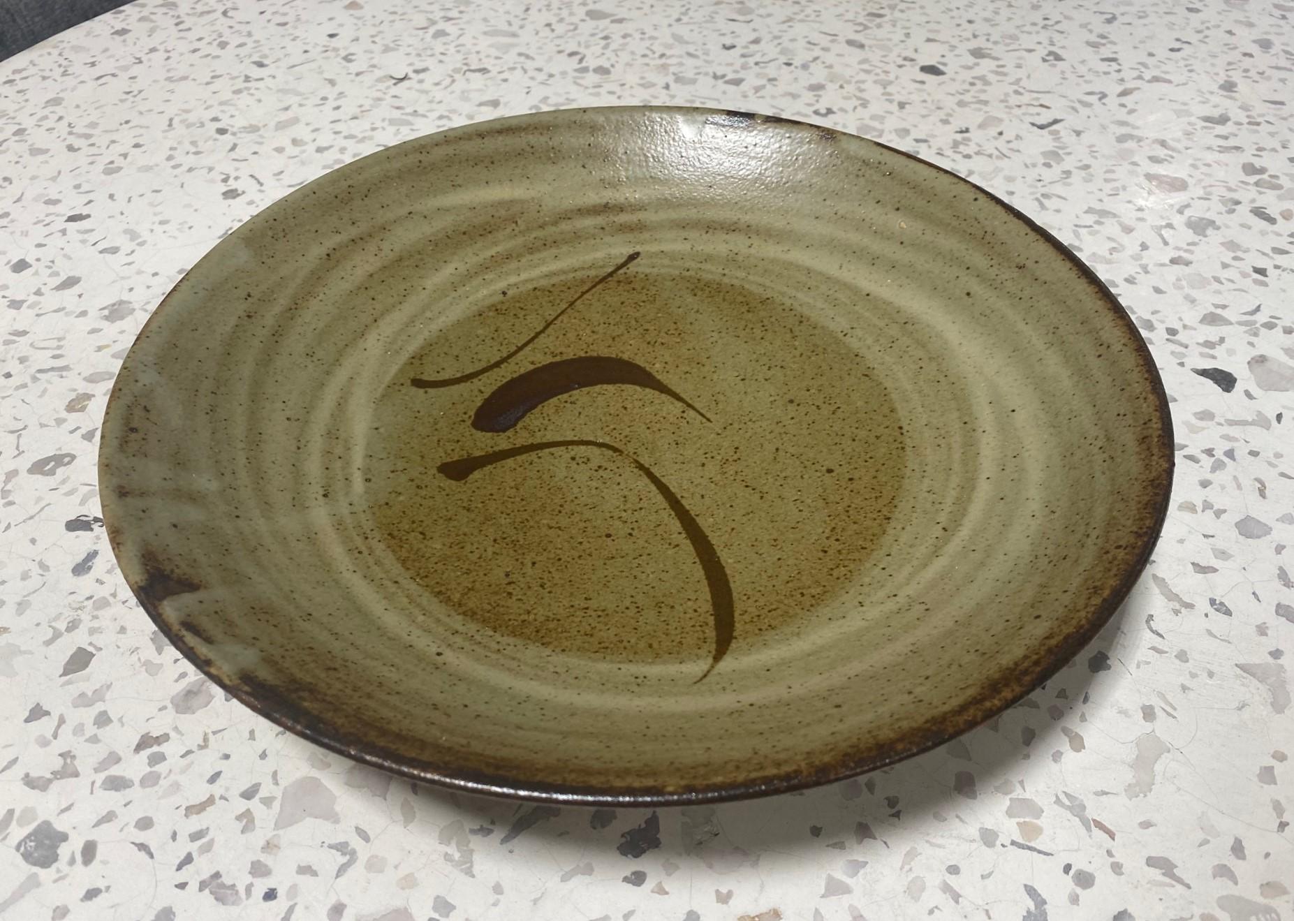 Un grande piatto/caricatore/ciotola in ceramica Mingei meravigliosamente decorato e realizzato a mano dal maestro di ceramica giapponese Tatsuzo Shimaoka, tesoro nazionale di Mashiko-yaki. Quest'opera presenta un motivo a pennello Hakeme (una