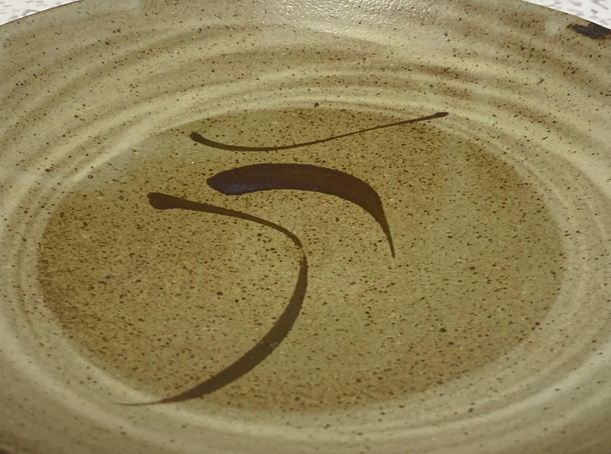 Giapponese Tatsuzo Shimaoka firma il piatto ciotola in ceramica Mashiko con foglia di banano Mingei giapponese in vendita