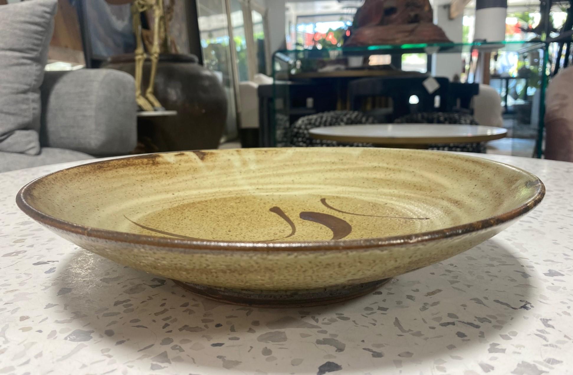 Tatsuzo Shimaoka firma il piatto ciotola in ceramica Mashiko con foglia di banano Mingei giapponese In condizioni buone in vendita a Studio City, CA