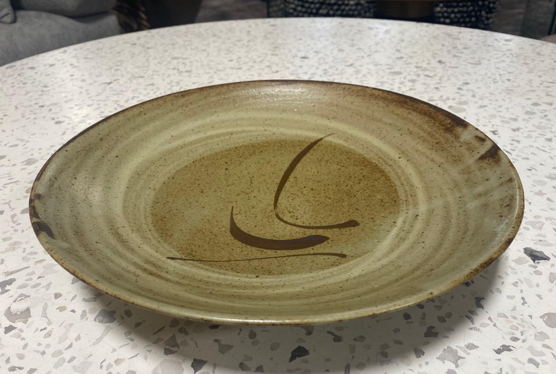 XX secolo Tatsuzo Shimaoka firma il piatto ciotola in ceramica Mashiko con foglia di banano Mingei giapponese in vendita