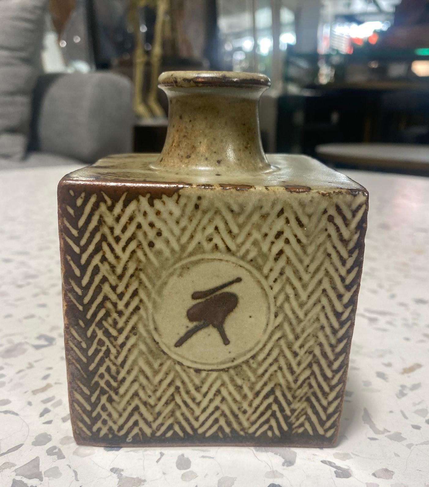 Un vase Mingei carré merveilleusement conçu et magnifiquement coloré par le maître de la poterie Tatsuzo Shimaoka, trésor national japonais.  Cette œuvre présente sa célèbre incrustation de corde Jomon Zogan et sa décoration peinte à la main.  La