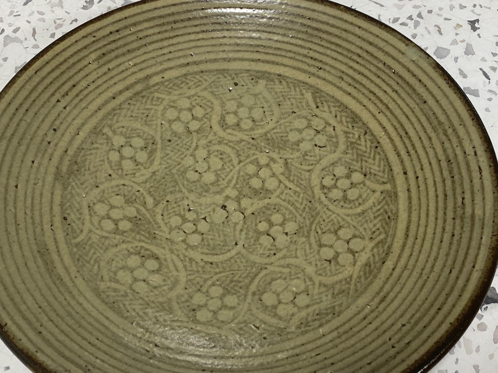 Tatsuzo Shimaoka Signed Japanese Mingei Rope Inlay Mashiko Pottery Plate Charger In Good Condition For Sale In Studio City, CA
