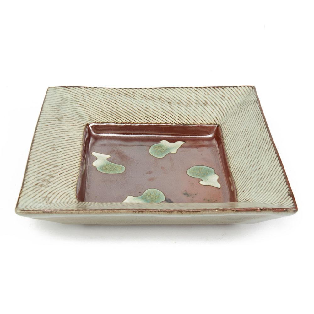 Une rare et belle assiette vintage en poterie d'atelier en grès de Tatsuzo Shimaoka (1919-2007) de forme carrée avec un bord surélevé et une cavité centrale. L'assiette présente le motif habituel de la corde, le creux étant décoré de motifs stylisés