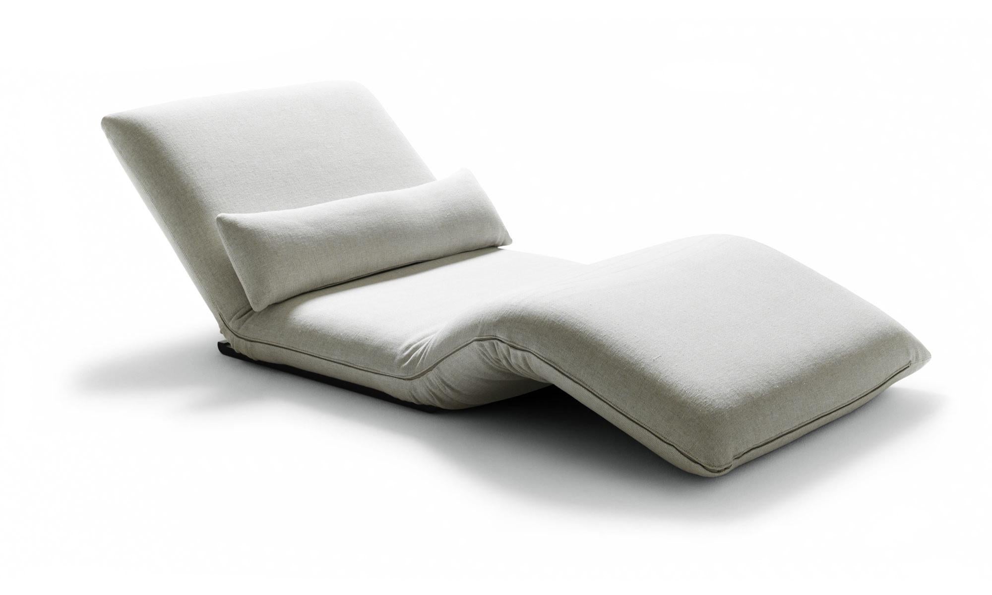 Armchair, chaise longue, and bed. All in one. The Japanese-inspired project is by designers Ingo Maurer and Jan Armgardt: the position of the different elements of the frame can be modified and inclined for reading or napping, for an unexpected