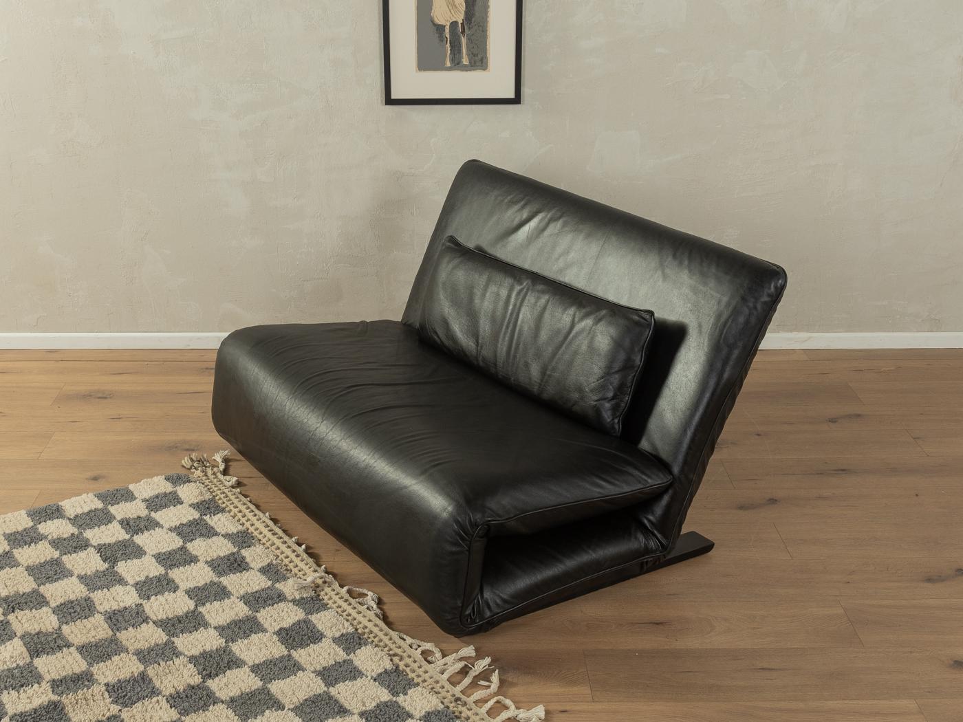 Sofá TATTOMI de los años 80, de Jan Armgardt & Ingo Maurer para Mobilia, con la funda de cuero original en negro. El sofá se puede convertir fácilmente en un sofá-cama en unos sencillos pasos. el sofá ha ganado el premio Furniture Of The Year