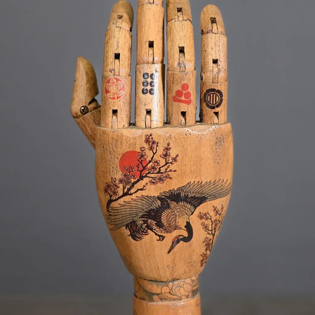 Tätowierter hölzerner Arm (Stammeskunst) im Angebot