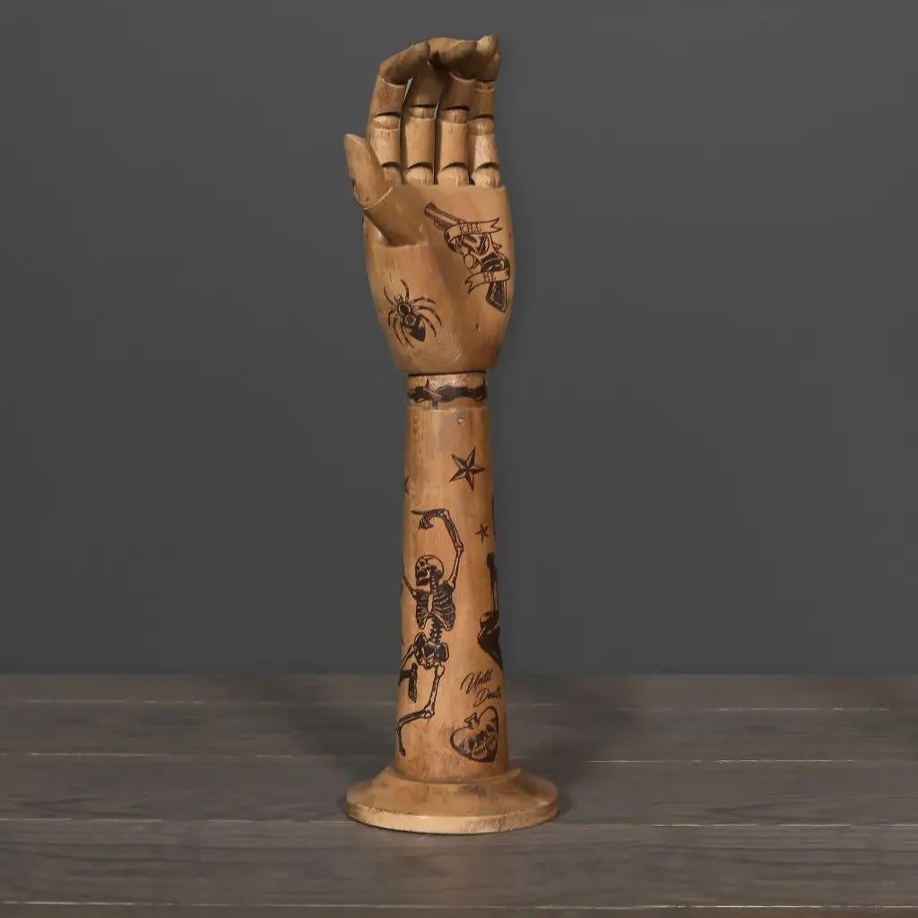 Tätowierter hölzerner Arm (Moderne) im Angebot