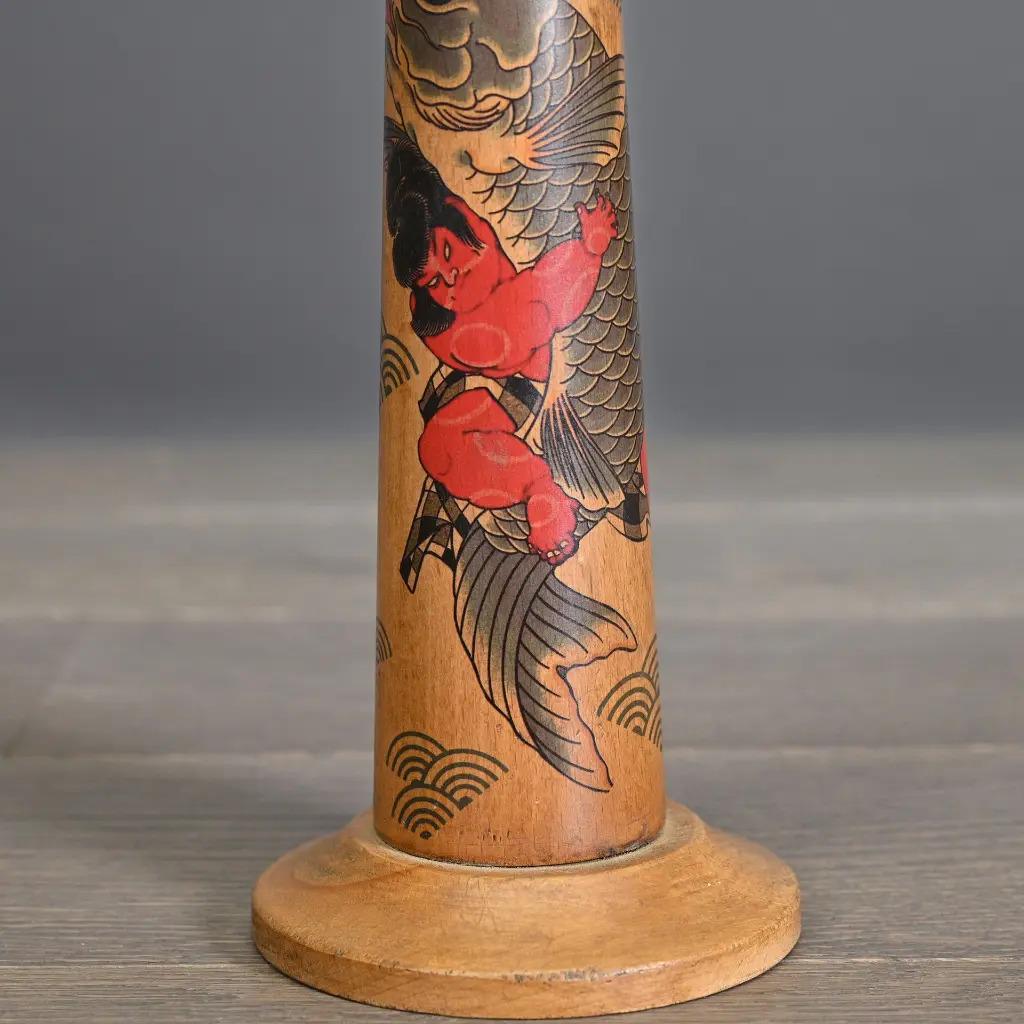 Tätowierter hölzerner Arm (Japanisch) im Angebot