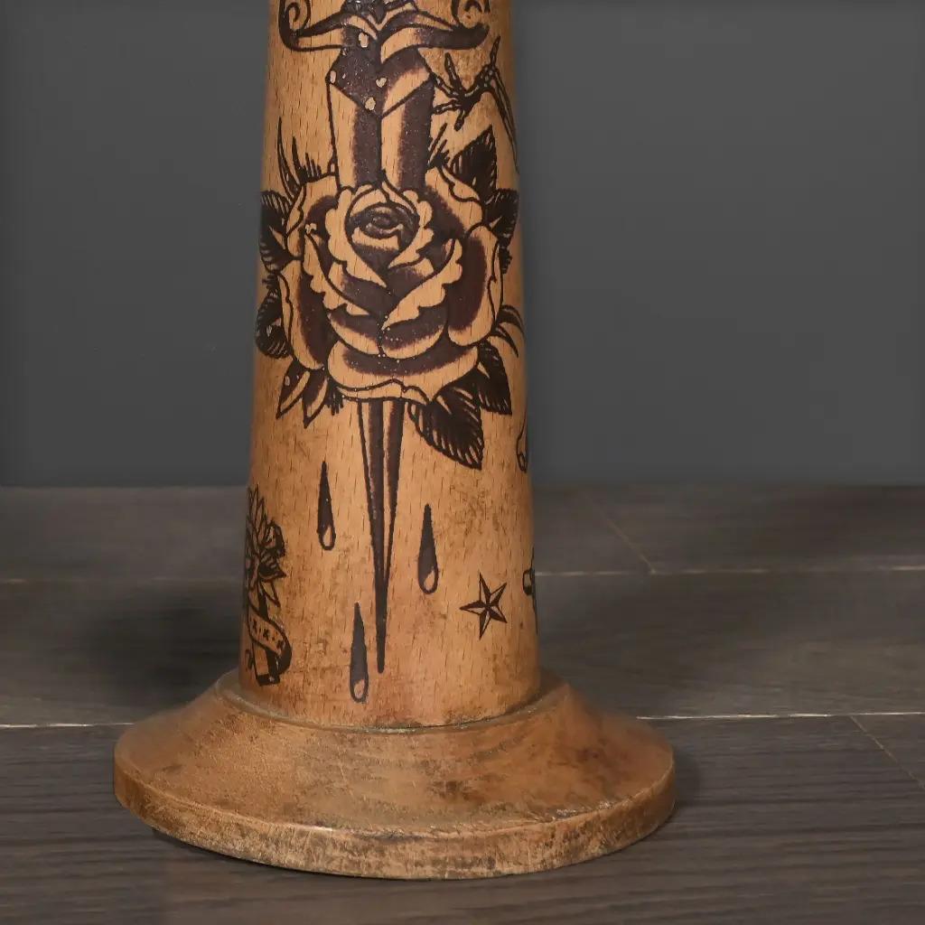 Tätowierter hölzerner Arm (amerikanisch) im Angebot