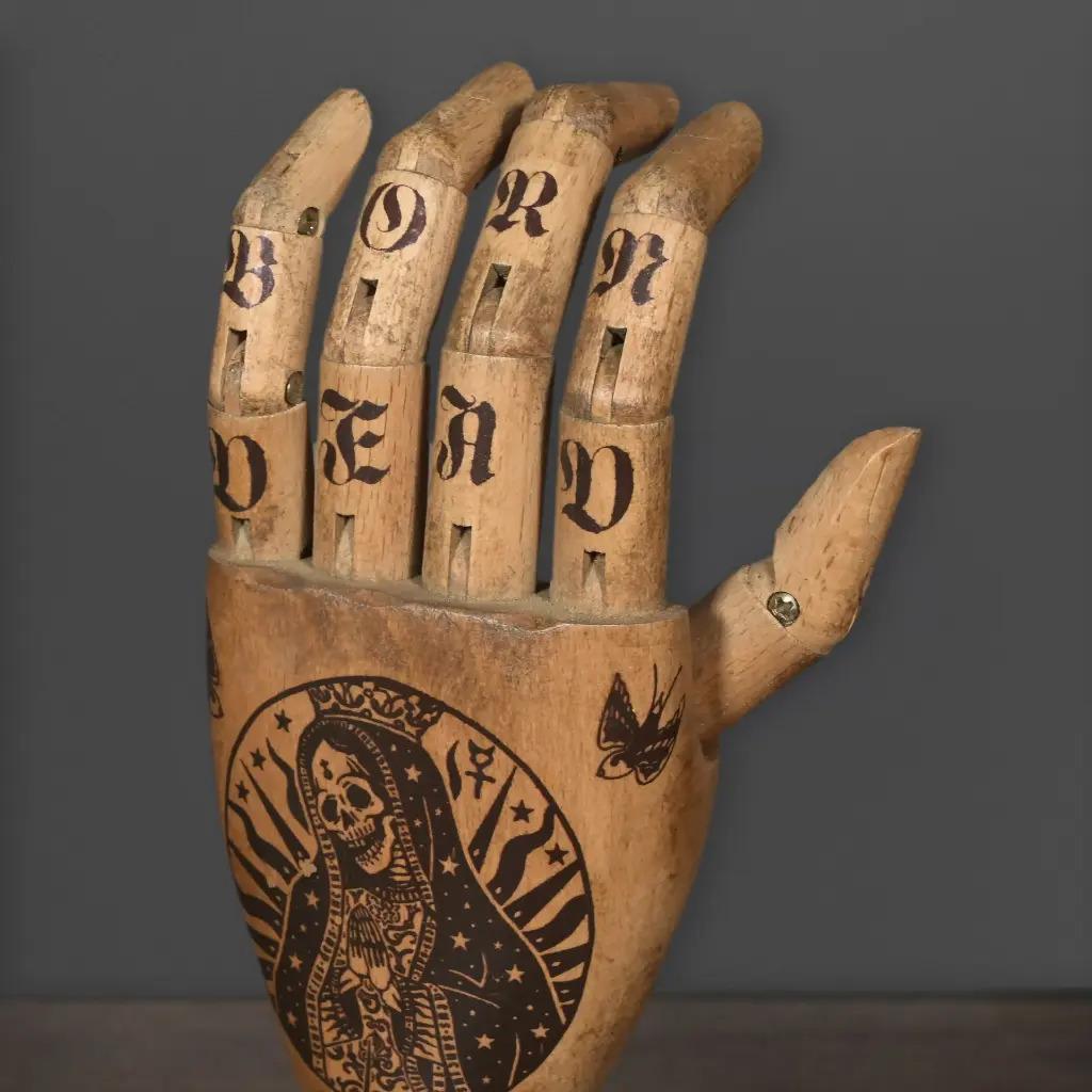 Tätowierter hölzerner Arm im Zustand „Gut“ im Angebot in Saint-Ouen, FR