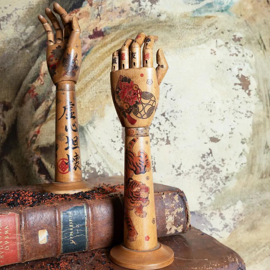 Tätowierter hölzerner Arm (21. Jahrhundert und zeitgenössisch) im Angebot