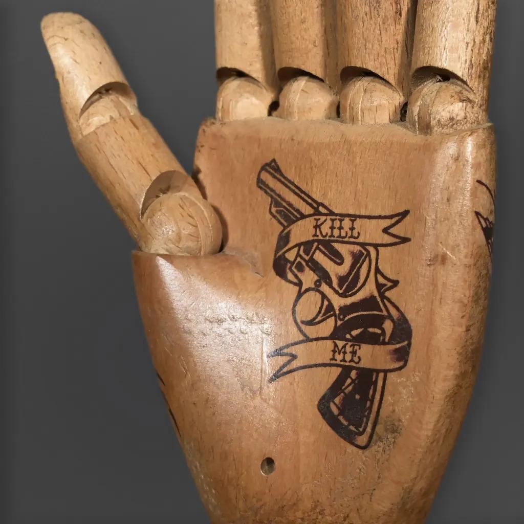 Tätowierter hölzerner Arm (21. Jahrhundert und zeitgenössisch) im Angebot