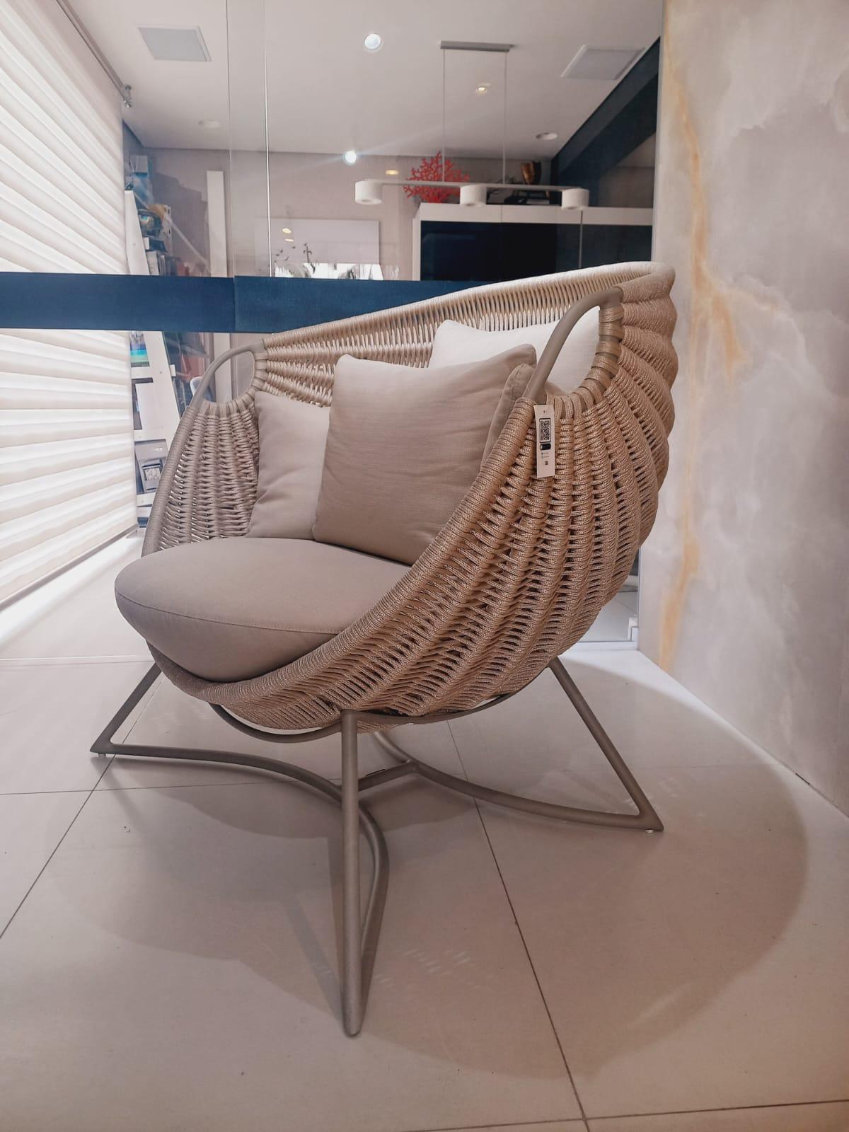 The design is eye-catching: vigorous, elegant and sophisticated at the same time. Every detail of the Tatu Armchair marks the originality of the piece. The concave shape, the elaborate handcrafted weave, the lightness of the structure forged in
