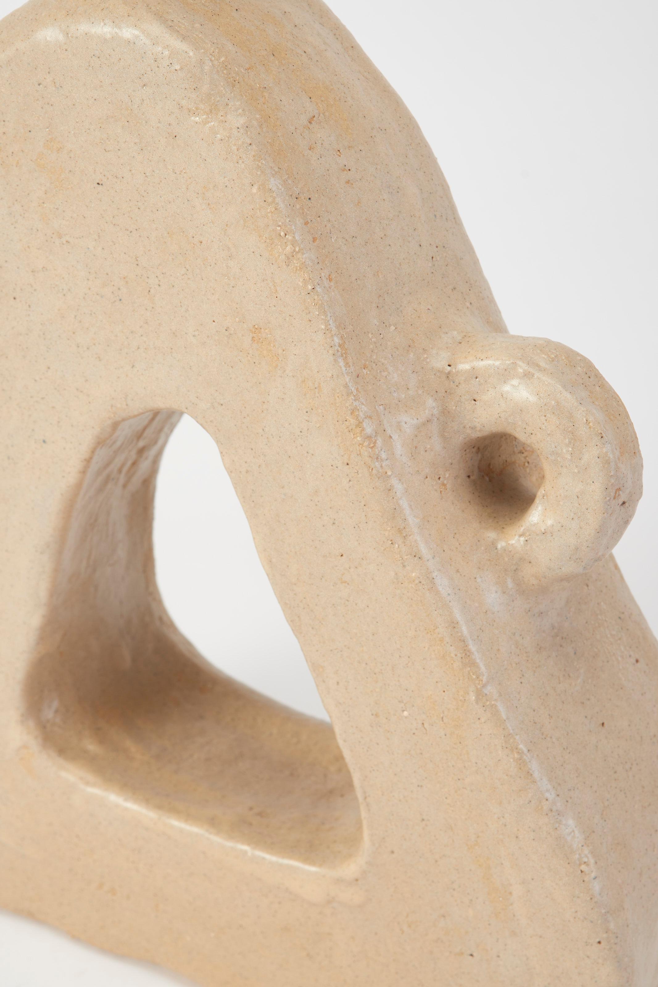 Postmoderno Unqiue Vaso grande in ceramica beige liscia con apertura rotonda del corpo di Willem Van Hooff in vendita