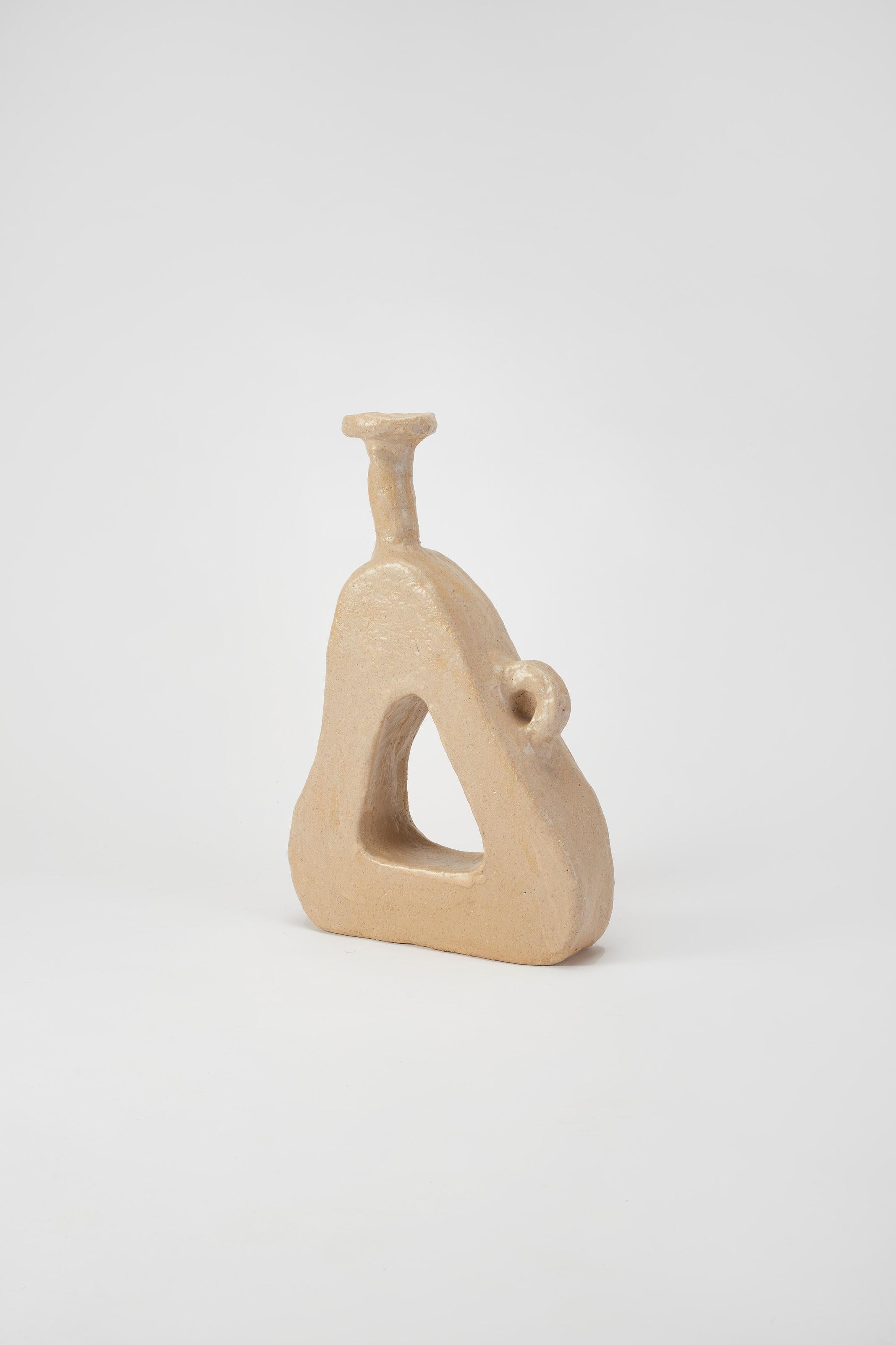 Olandese Unqiue Vaso grande in ceramica beige liscia con apertura rotonda del corpo di Willem Van Hooff in vendita