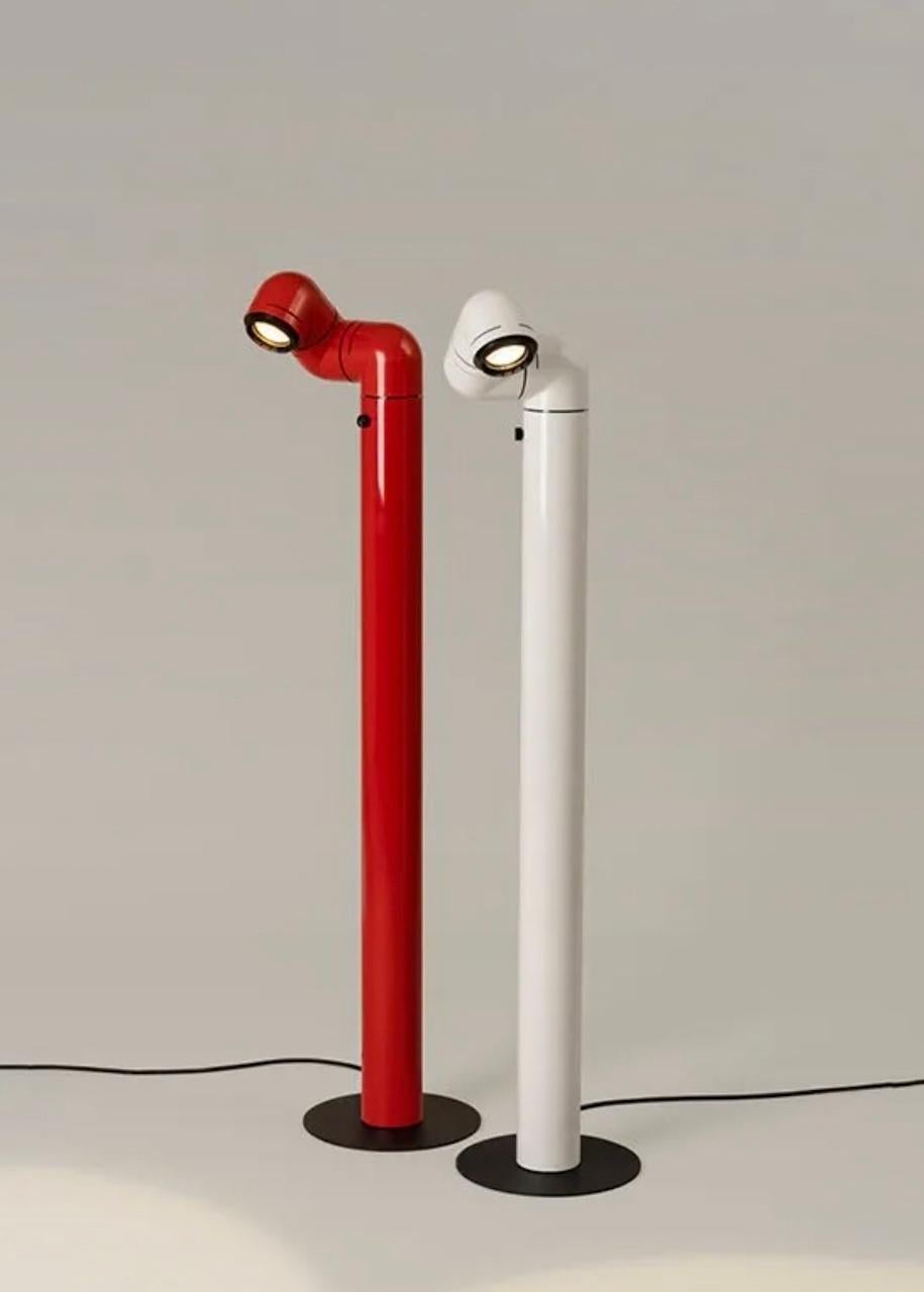 This friendly lamp, a revolutionary milestone in design, is essential in any context, directing light wherever it is needed. A synonym to good design, modernity and comfort. Gyratory structure manufactured in metal and ABS plastic in white S&C or