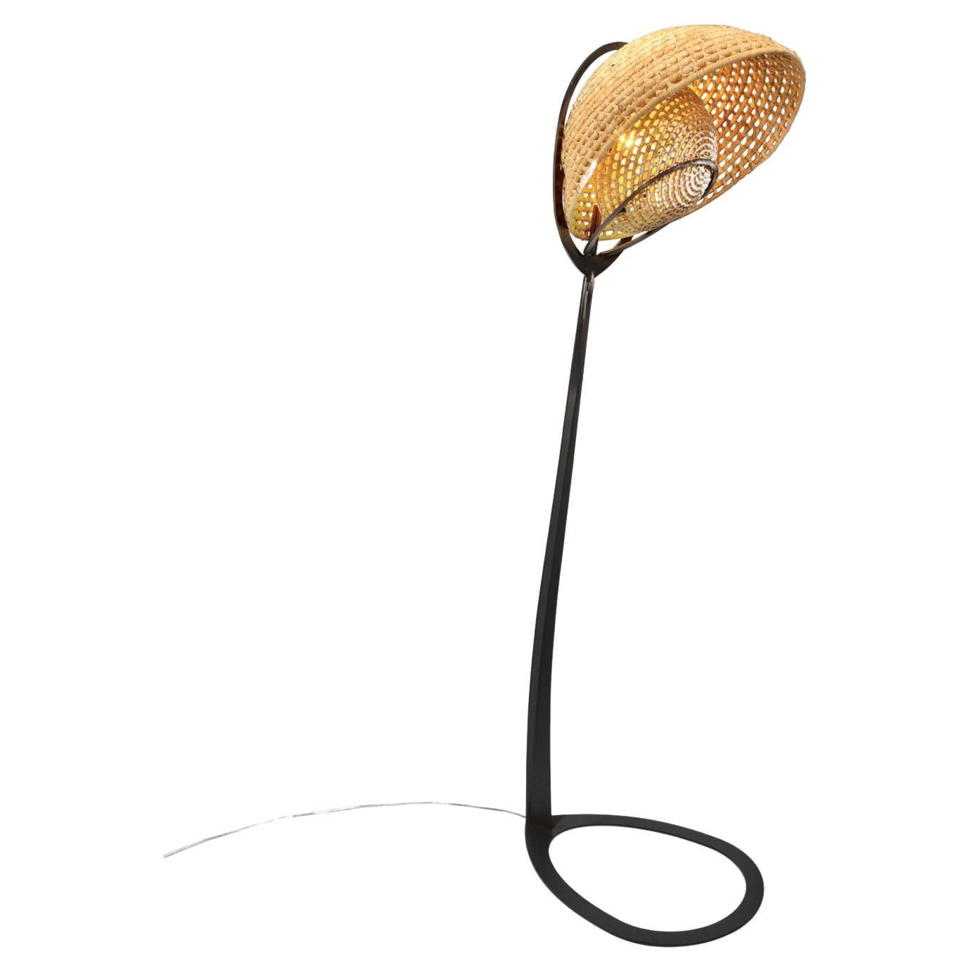 Lampadaire Tatupeba BLACK en fibre de palmier naturelle - prise EU typ C en vente