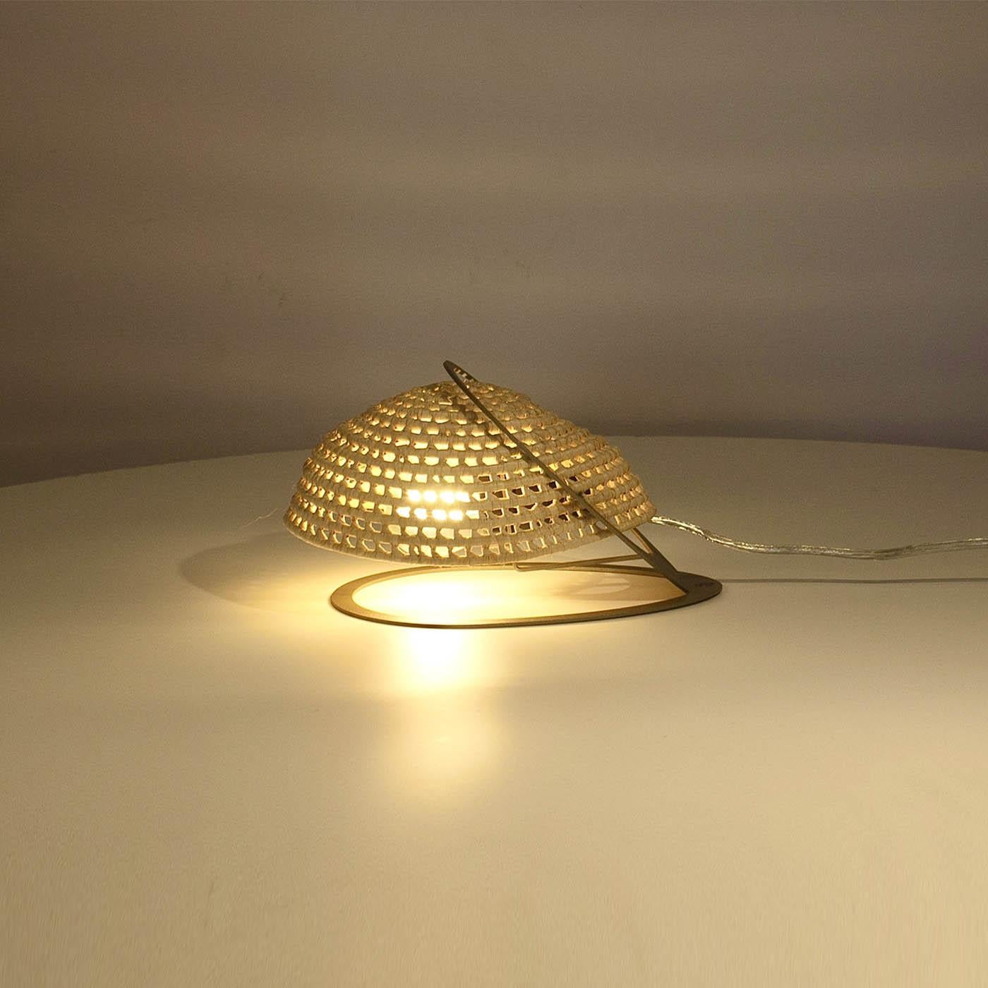 Tatupeba-Tischlampe GOLDEN BROW  Kleiner Stecker aus natürlichem Palmfaser „Small“ – EU Stecker Typ C. im Angebot 1