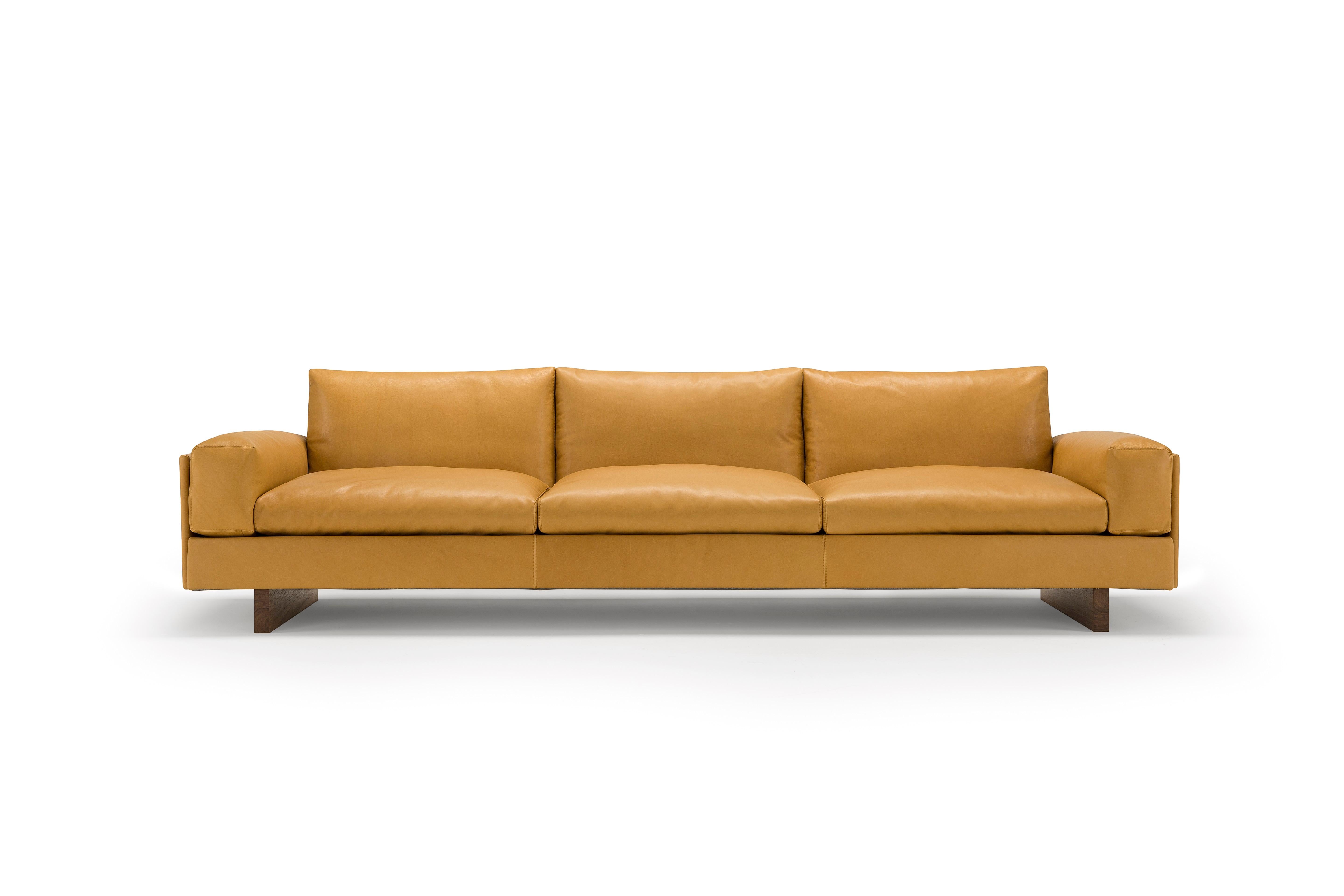 Divano in pelle Tau a 4 posti di Amura Lab
Dimensioni: L. 285 x P. 90 x H. 75 cm
Materiali: TELAIO: legno massiccio e multiplo. SOSPENSIONI: cinghie in gomma e polipropilene. PARTI REMOVIBILI: completamente rivestito. Seduta, schienale e braccioli: