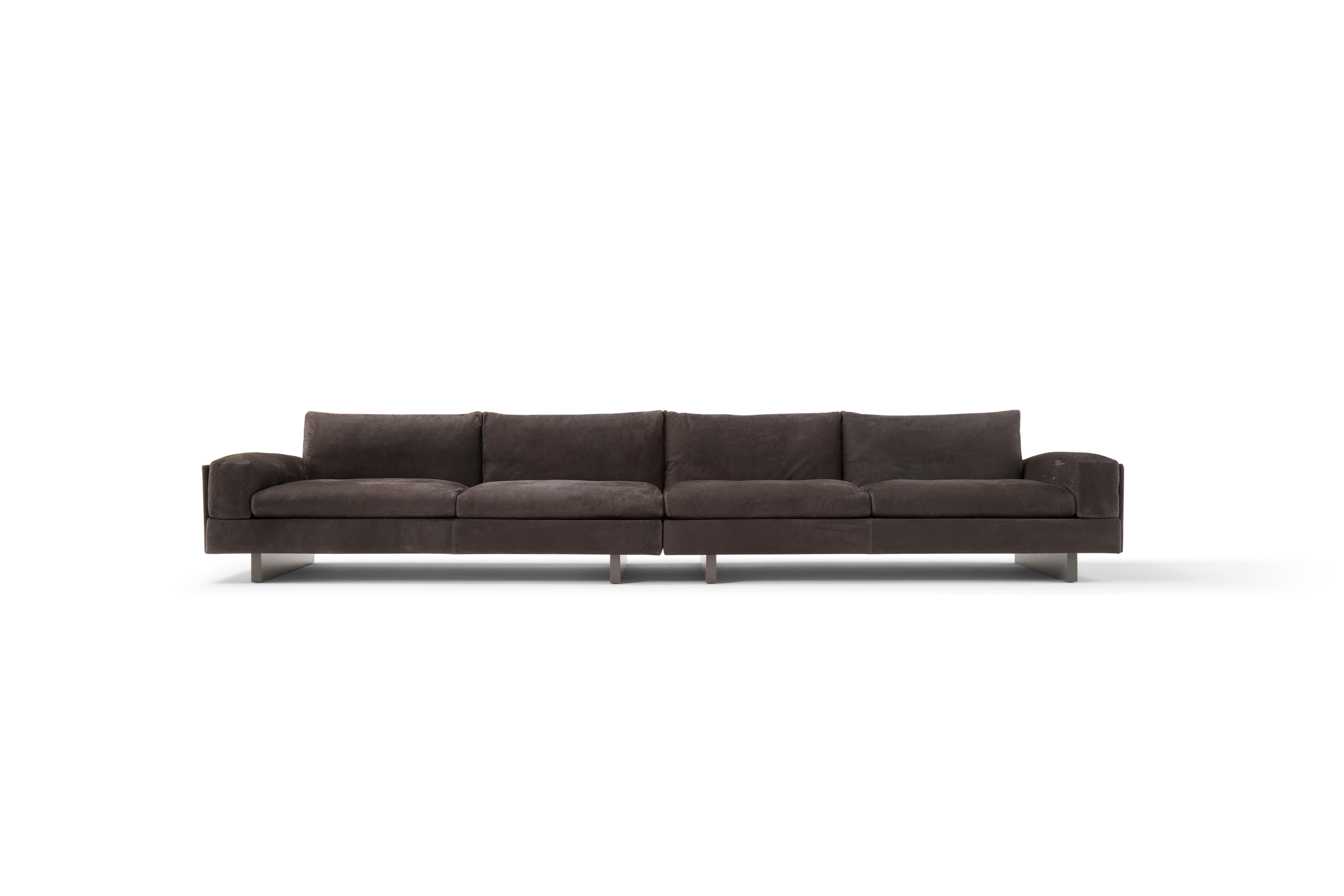 Composizione per divano in pelle Tau di Amura Lab
Dimensioni: L 406 x P 90 x H 75 cm
Materiali: TELAIO: legno massiccio e multiplo. SOSPENSIONI: cinghie in gomma e polipropilene. PARTI REMOVIBILI: completamente rivestito. Seduta, schienale e