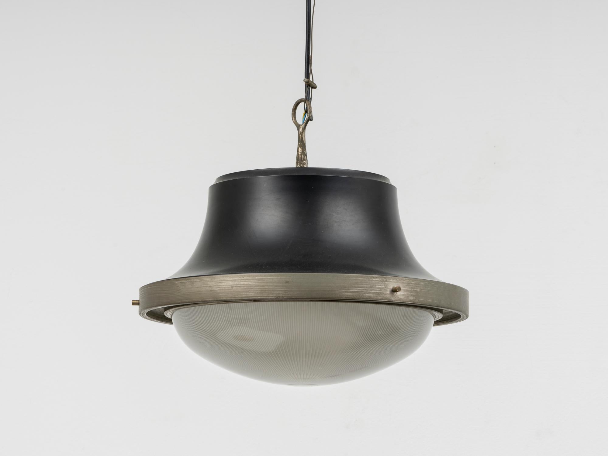 Diese Hängeleuchte wurde 1960 von Sergio Mazza entworfen und von Artemide produziert, dem Unternehmen, das er 1959 zusammen mit Ernesto Gismondi gegründet hatte. Diese Lampe, bekannt als  