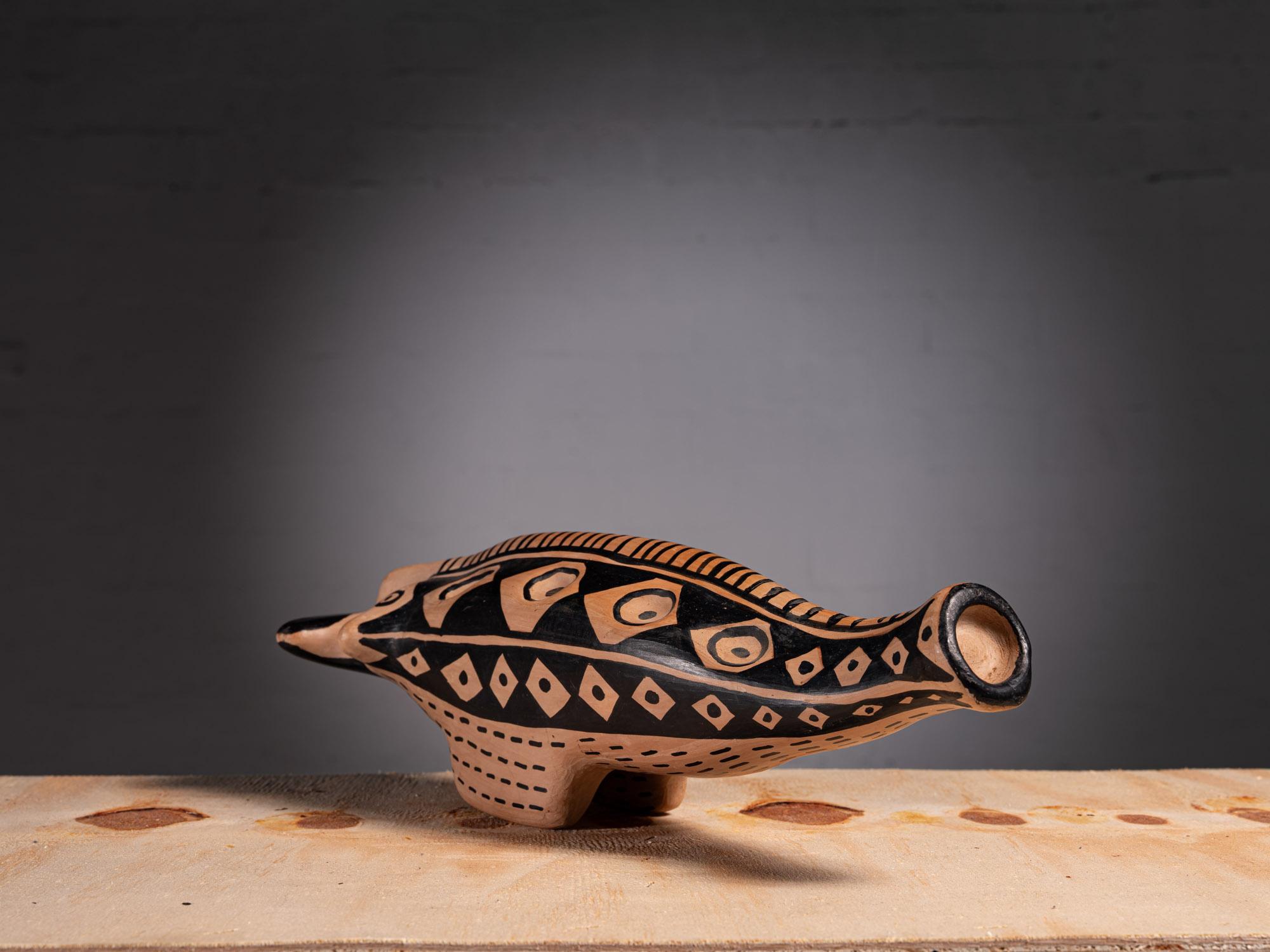 Taukana Regui Wauja
Pièce en céramique Yerupoho, 2024
Céramique et pigment naturel

Cette sculpture en céramique réalisée à la main par Taukana Regui Wauja, artiste autochtone de la communauté Wauja dans le territoire brésilien du Xingu, incarne le