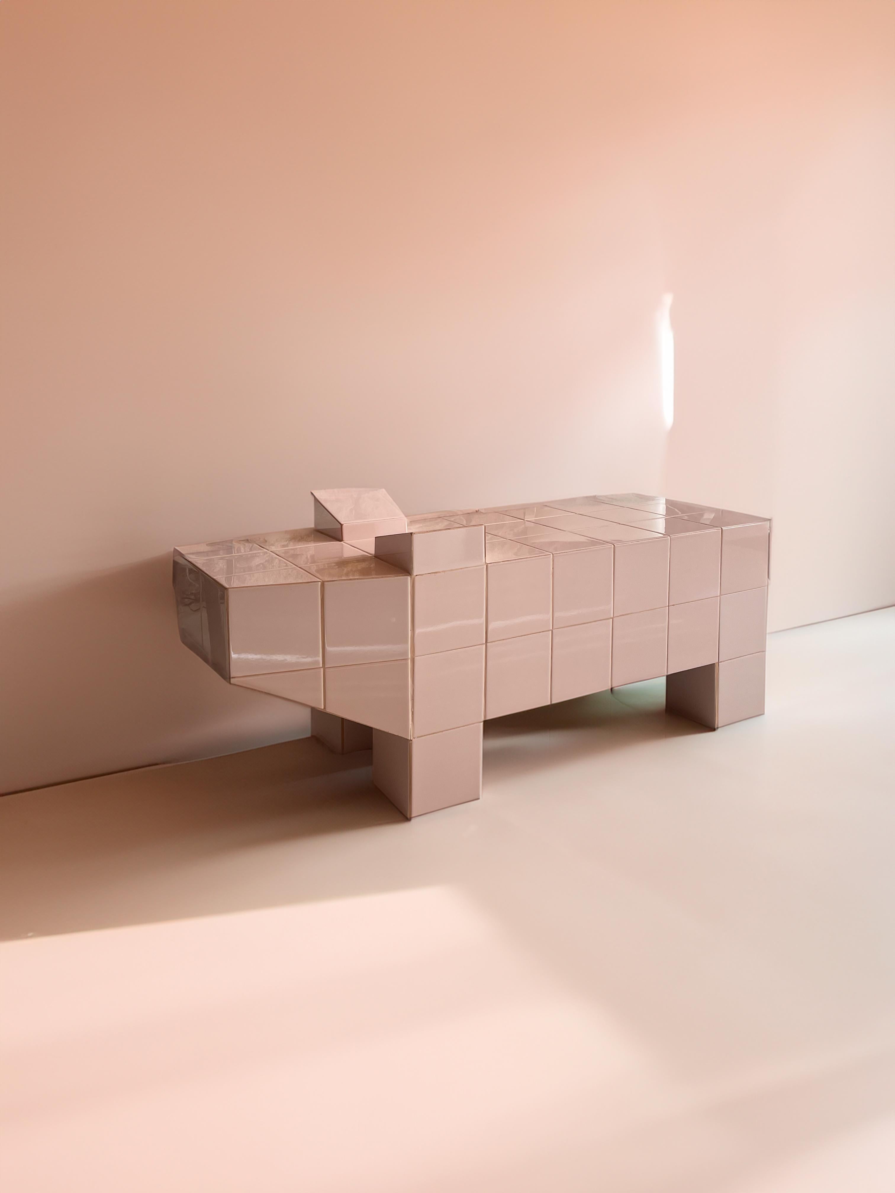 Ein neuer Couchtisch mit rosa Fliesen in Form eines Schweins. Dies ist ein neues Stück aus der Kollektion von Möbelstücken in Form von Tieren. Taula Porca wird von dem in Barcelona ansässigen Designstudio Bussoga hergestellt.
Der Schwerpunkt der