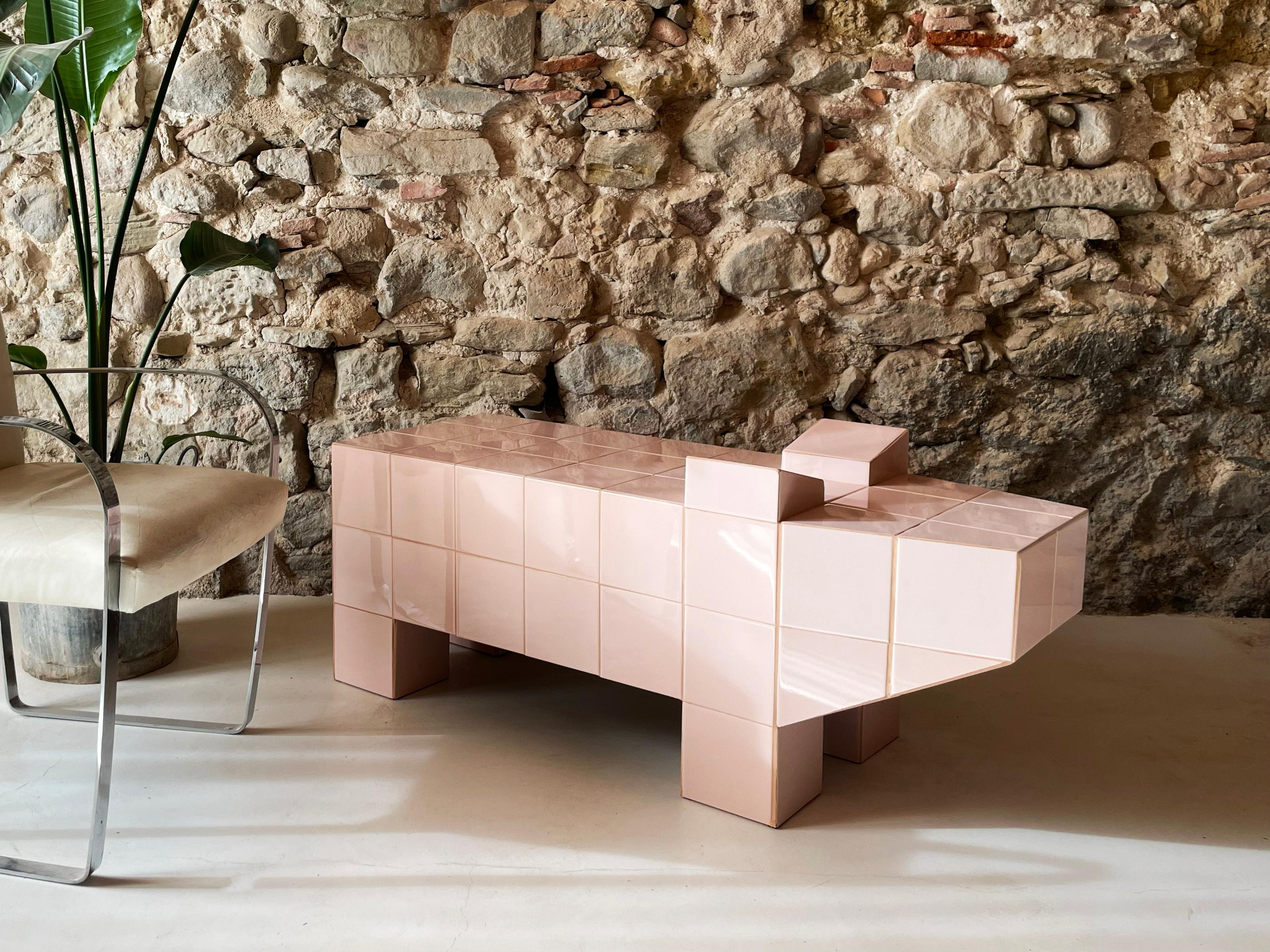 Skulpturaler Couchtisch aus Keramik mit rosa Kacheln und Schweins taula Porca von Bussoga (21. Jahrhundert und zeitgenössisch) im Angebot