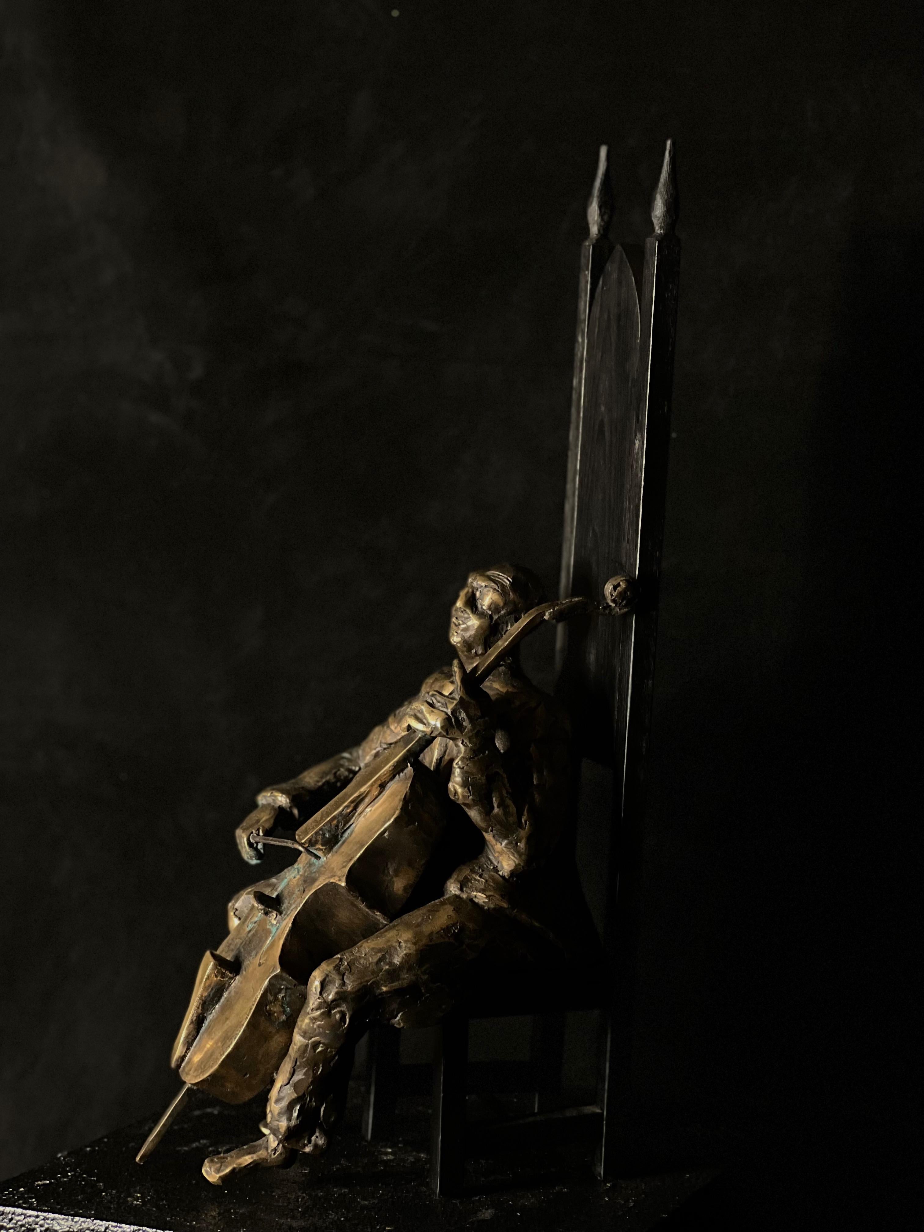 Le joueur de celluloïd  - Sculpture en bronze - Or Figurative Sculpture par Tauno Kangro