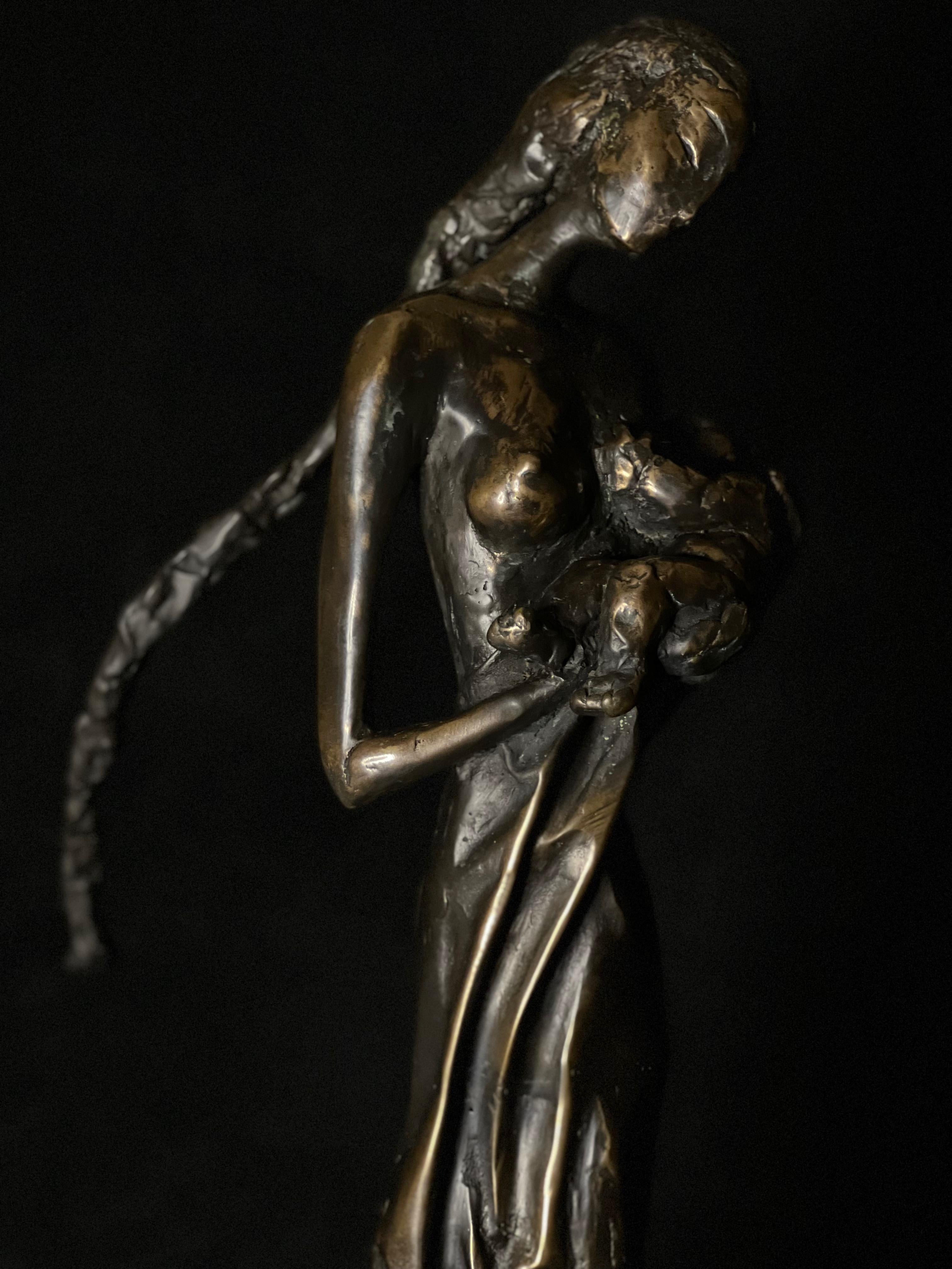 Bronze sculpture from Tauno Kangro's figurative selection. Mother and baby bronze.