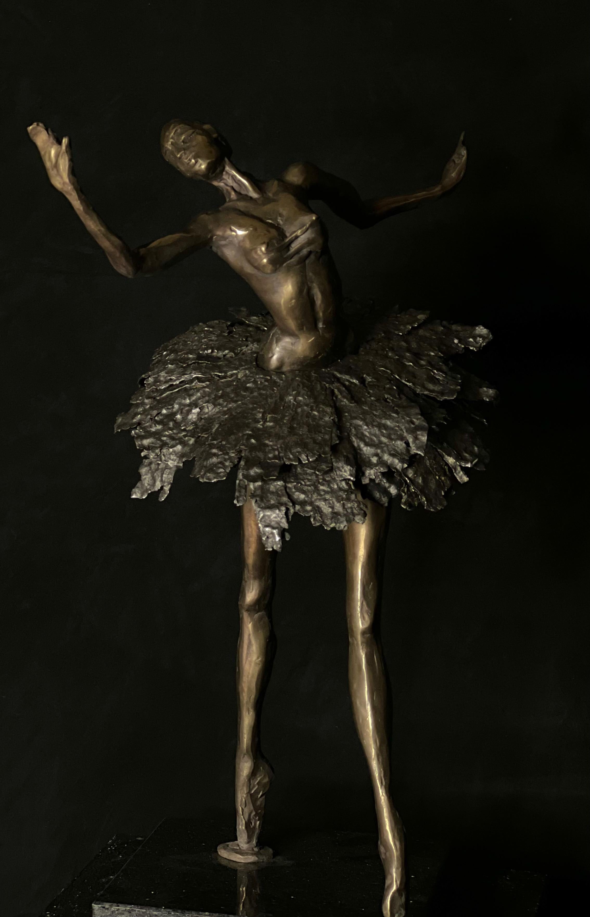 Bronzeskulptur aus Tauno Kangros Tanzauswahl – Dies ist eine ganz besondere Auflage in Kombination mit Bronze und antikem Eisen, die bei archäologischen Entdeckungen im Boden gefunden wurde und 500 Jahre alt ist. Der Künstler und der Schmied schufen