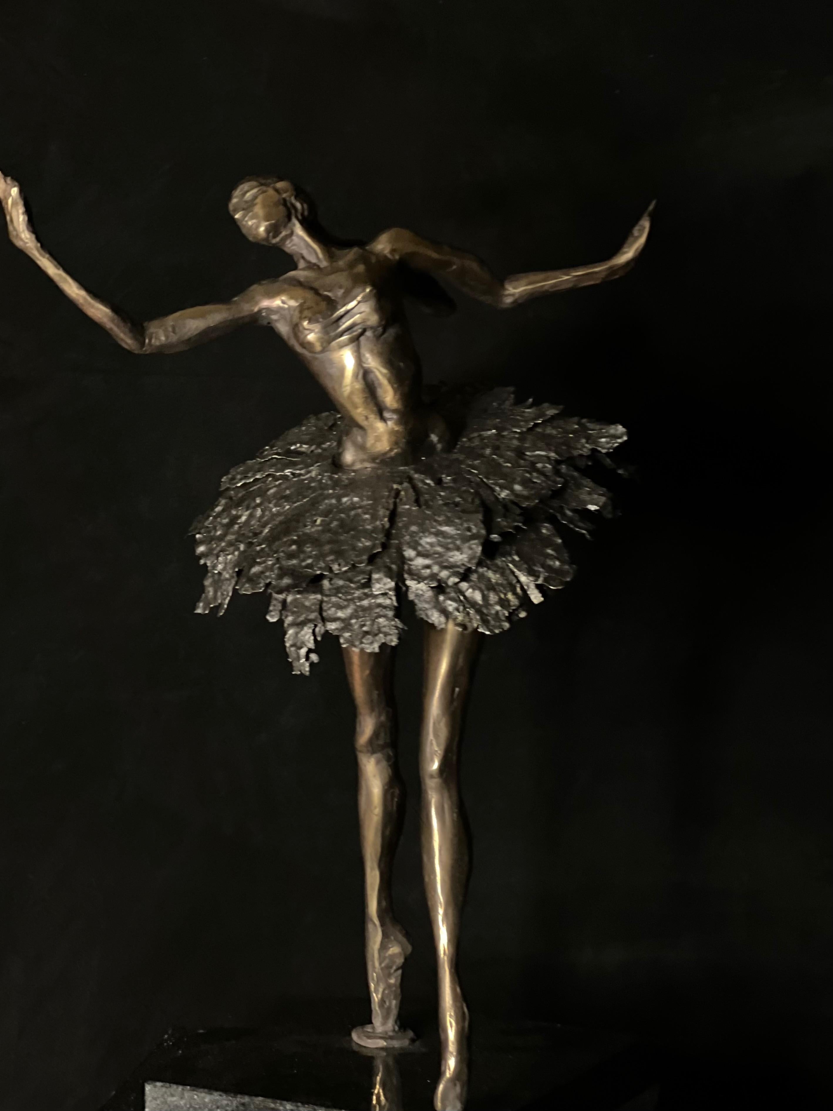 Ballerina-Tänzerin - Bronze-Tänzer-Skulptur – Sculpture von Tauno Kangro