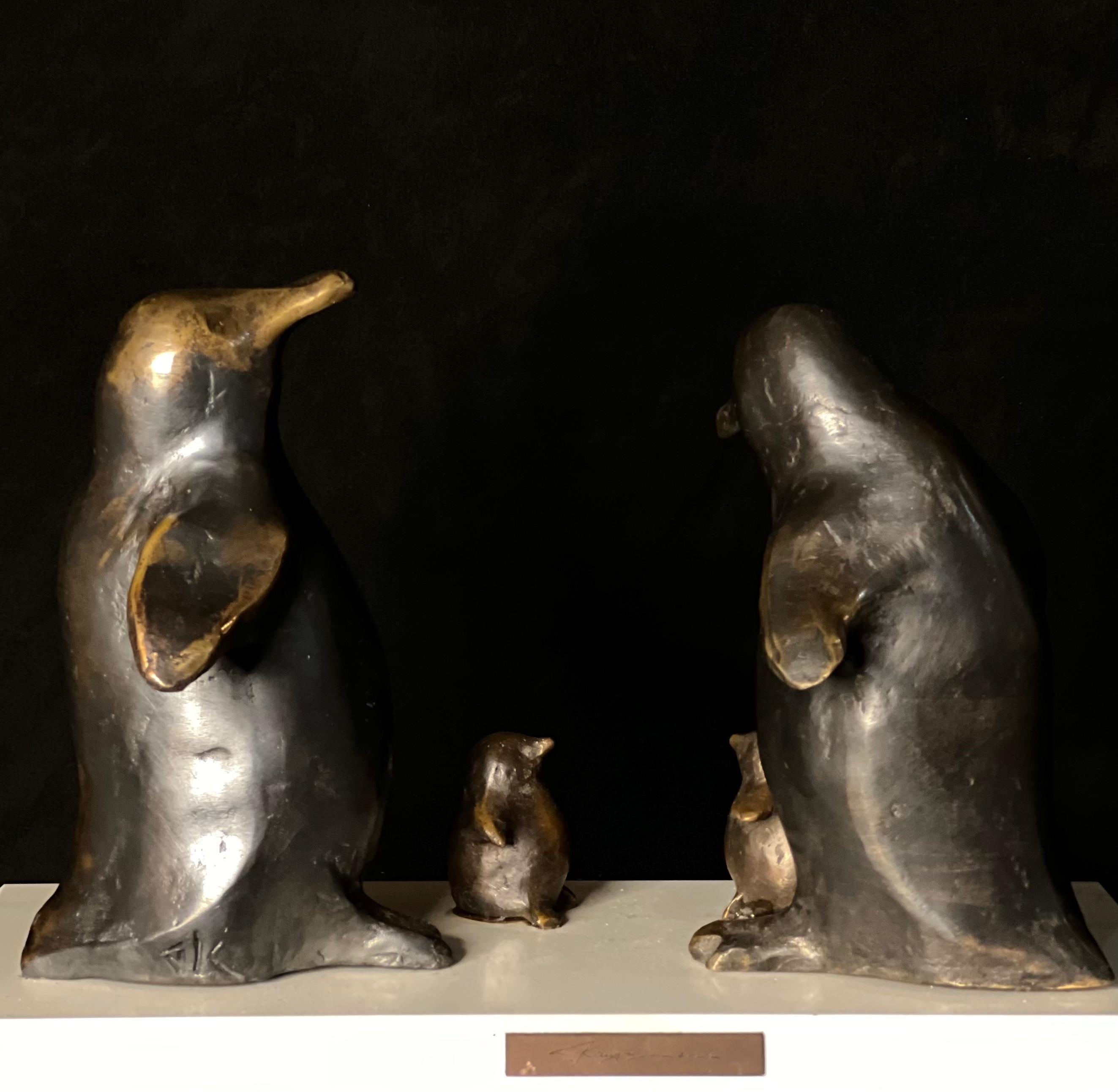 Sculpture en bronze Tauno Kangro de la section des animaux. Des Pingouins en bronze et une base en marbre. 