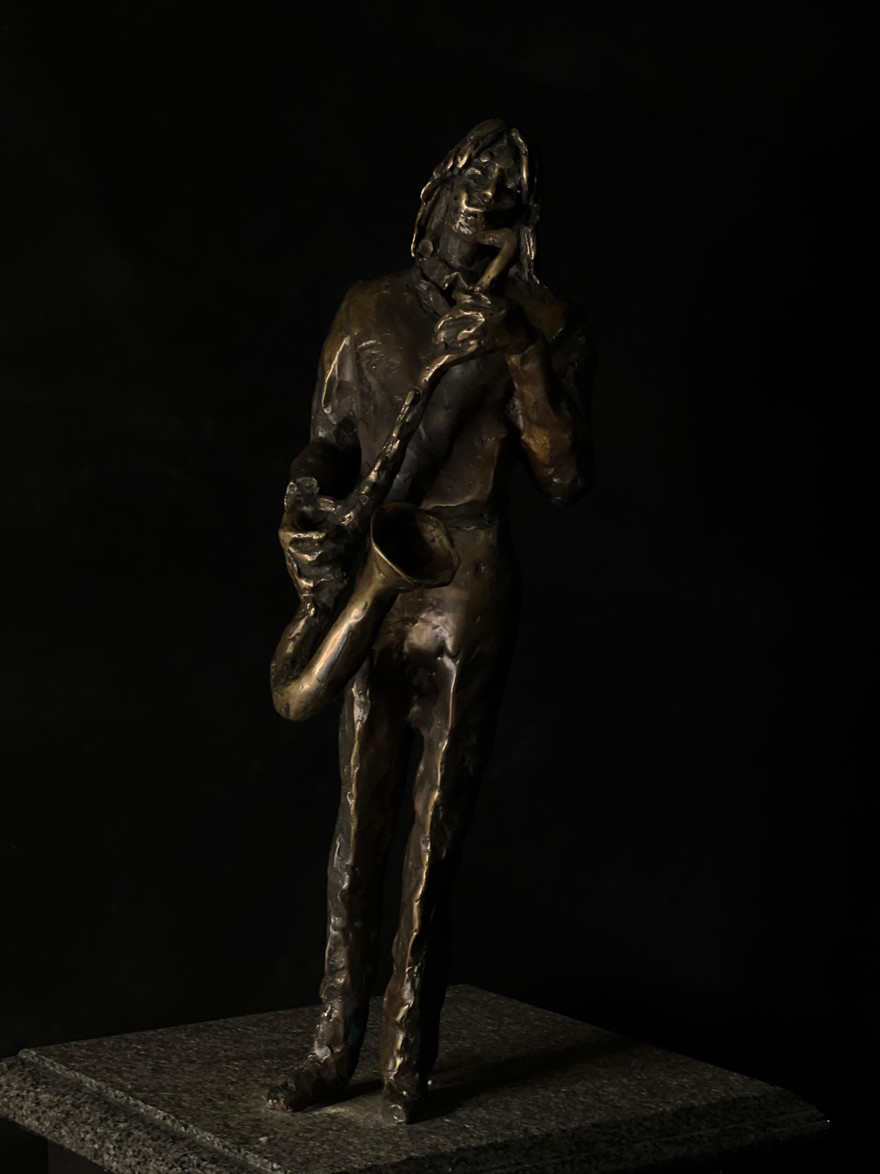 Sculpture en bronze de la sélection musicale de Tauno Kangro. Bronze de musique Saxophoniste. Base en granit. 