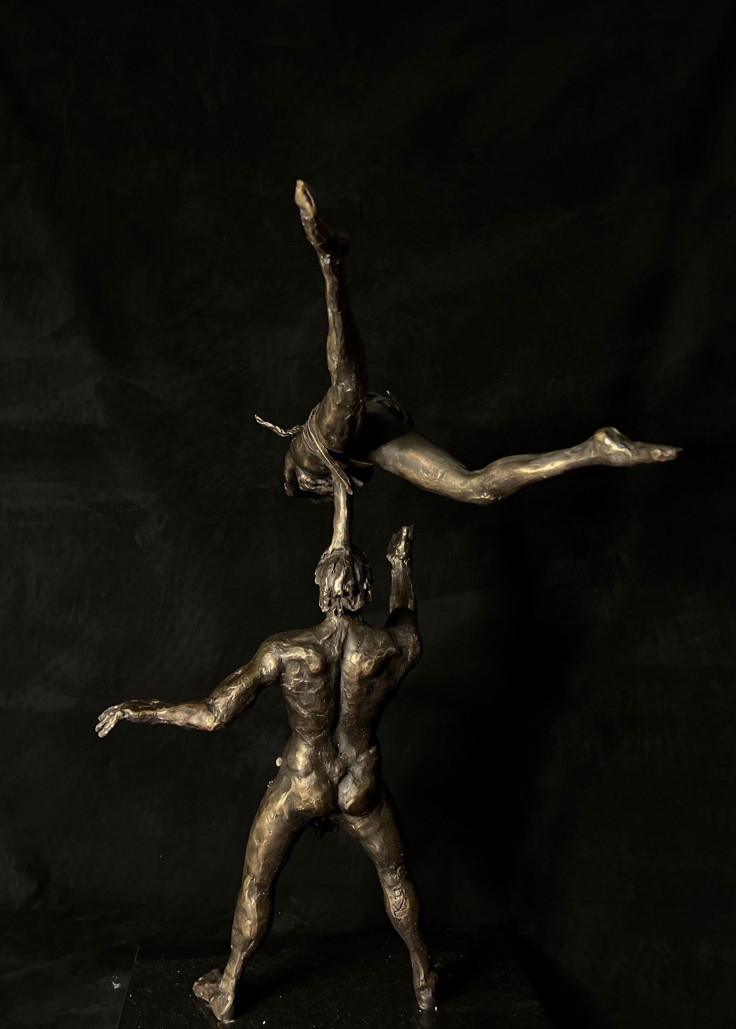 Erstklassige figurative Bronzeskulptur eines nackten Akts (Gold), Figurative Sculpture, von Tauno Kangro