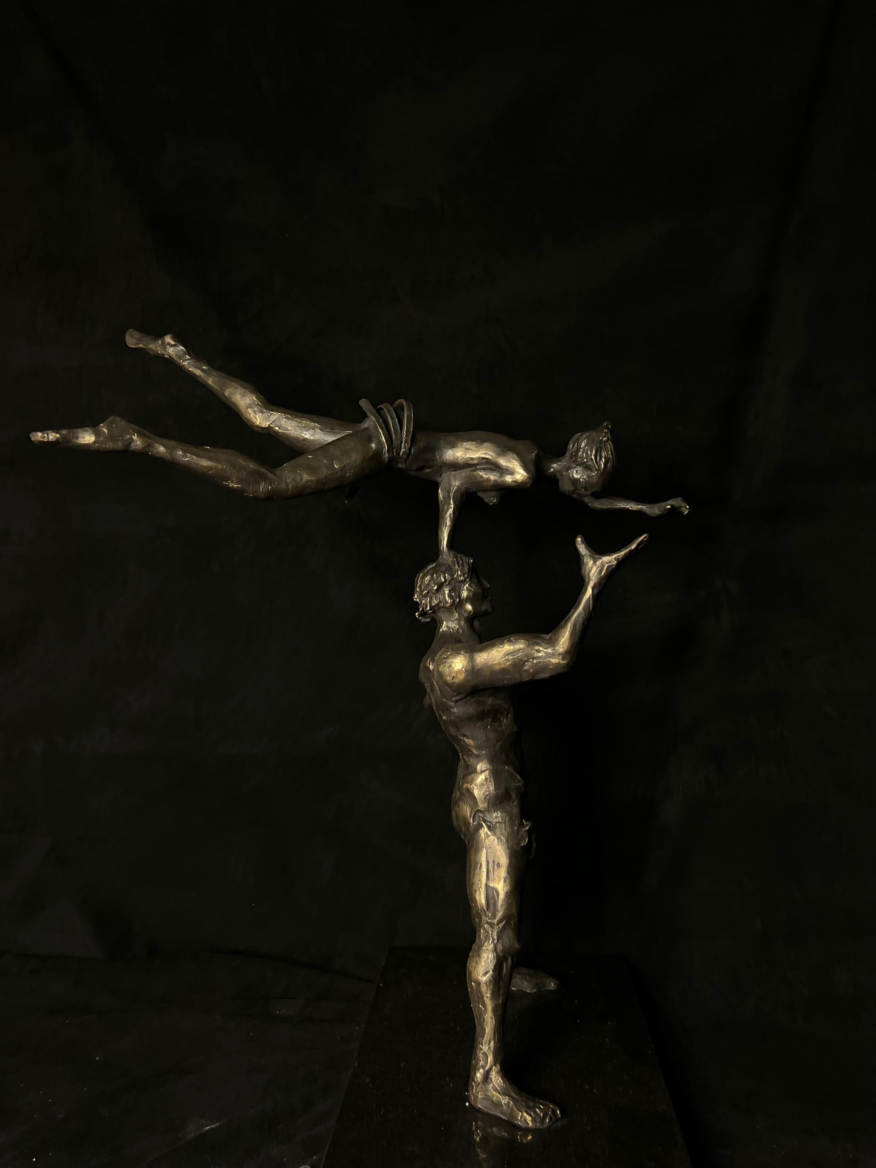 Bronzeskulptur aus der Tanzauswahl von Tauno Kangro. Dance Performance nackt aus Bronze.