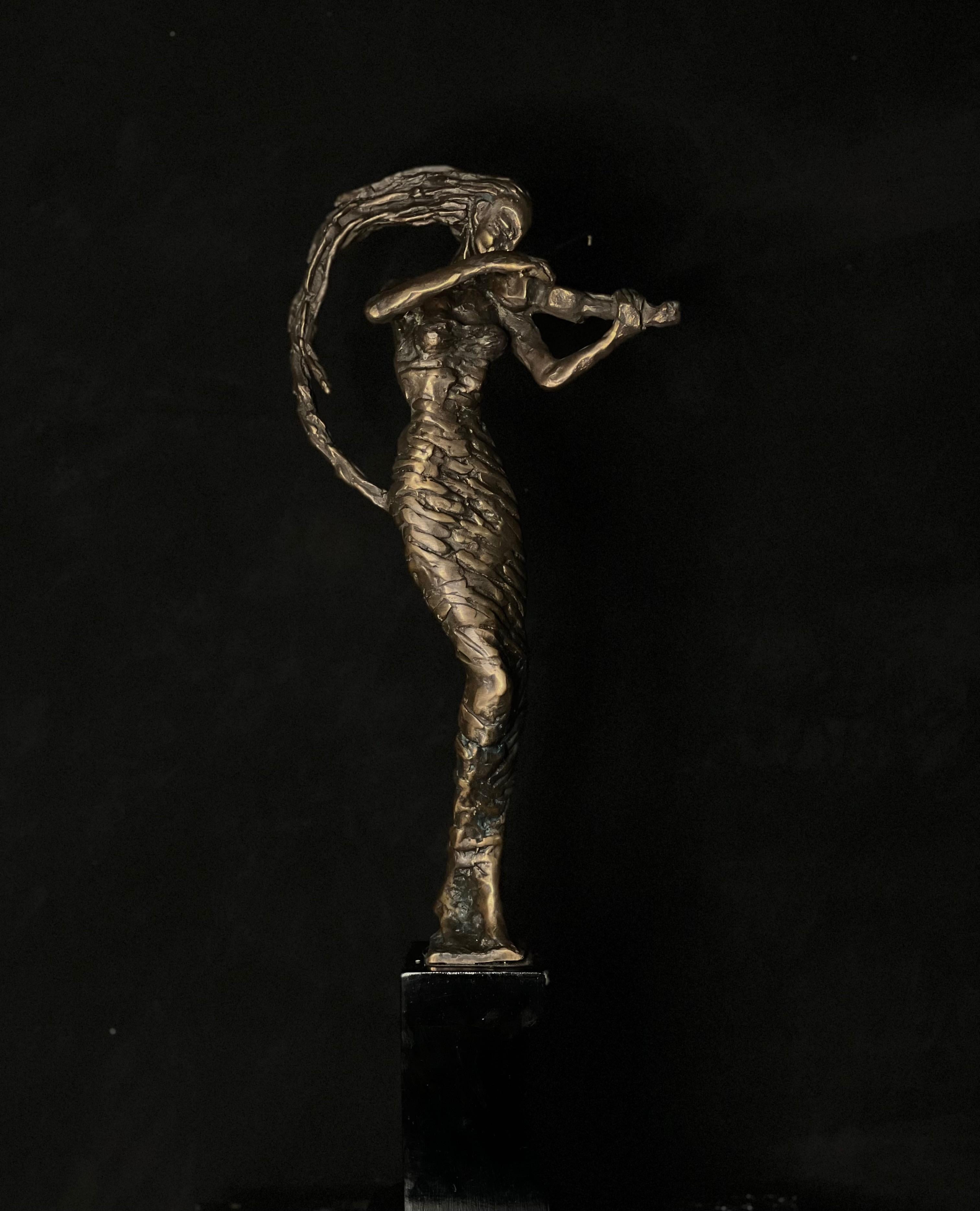 Sculpture en bronze de la sélection musicale de Tauno Kangro. Bronze de musique de violon.