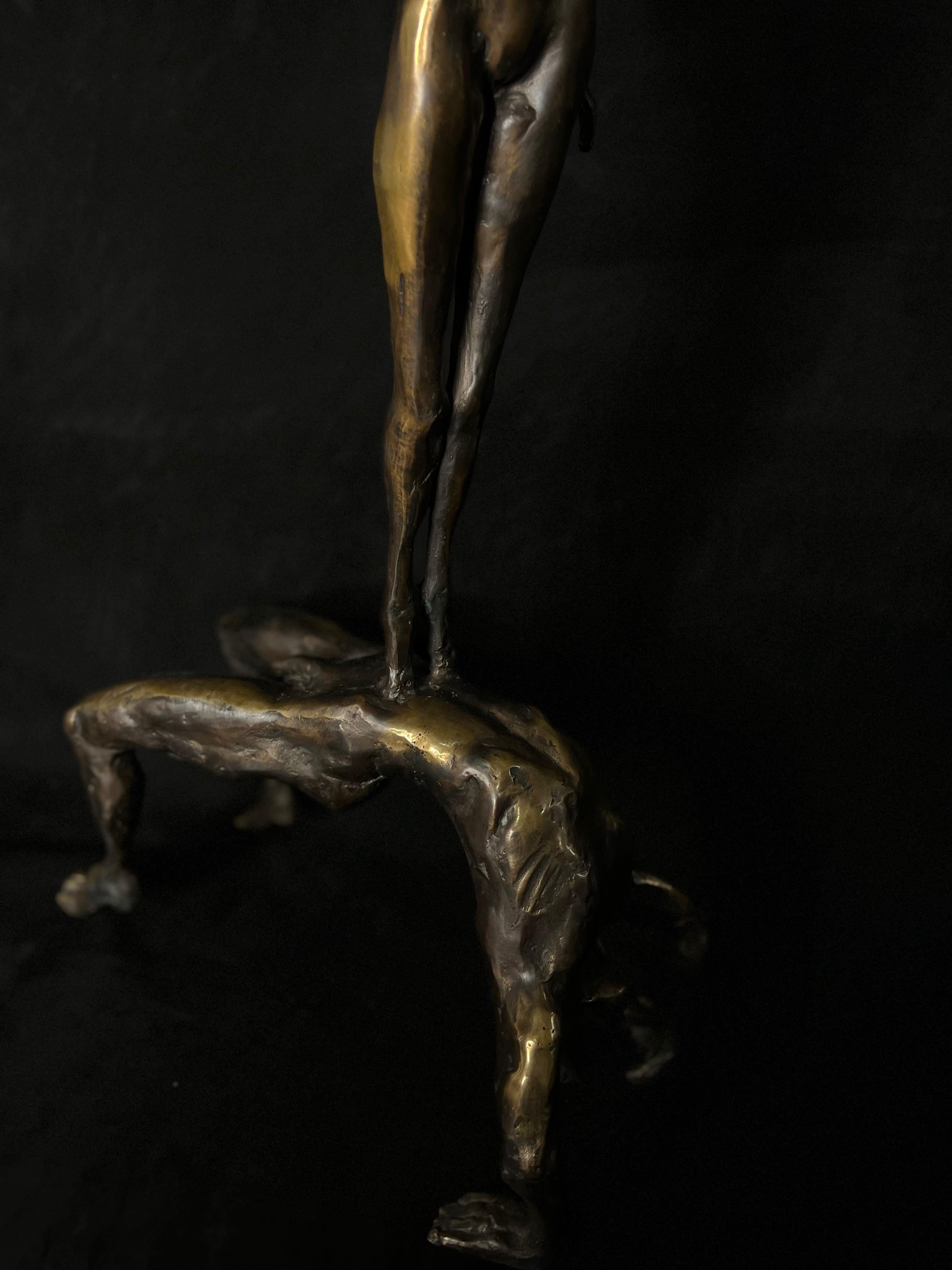 Oh, meinst! Figurative Bronze-Skulptur (Gold), Figurative Sculpture, von tauno Kangro