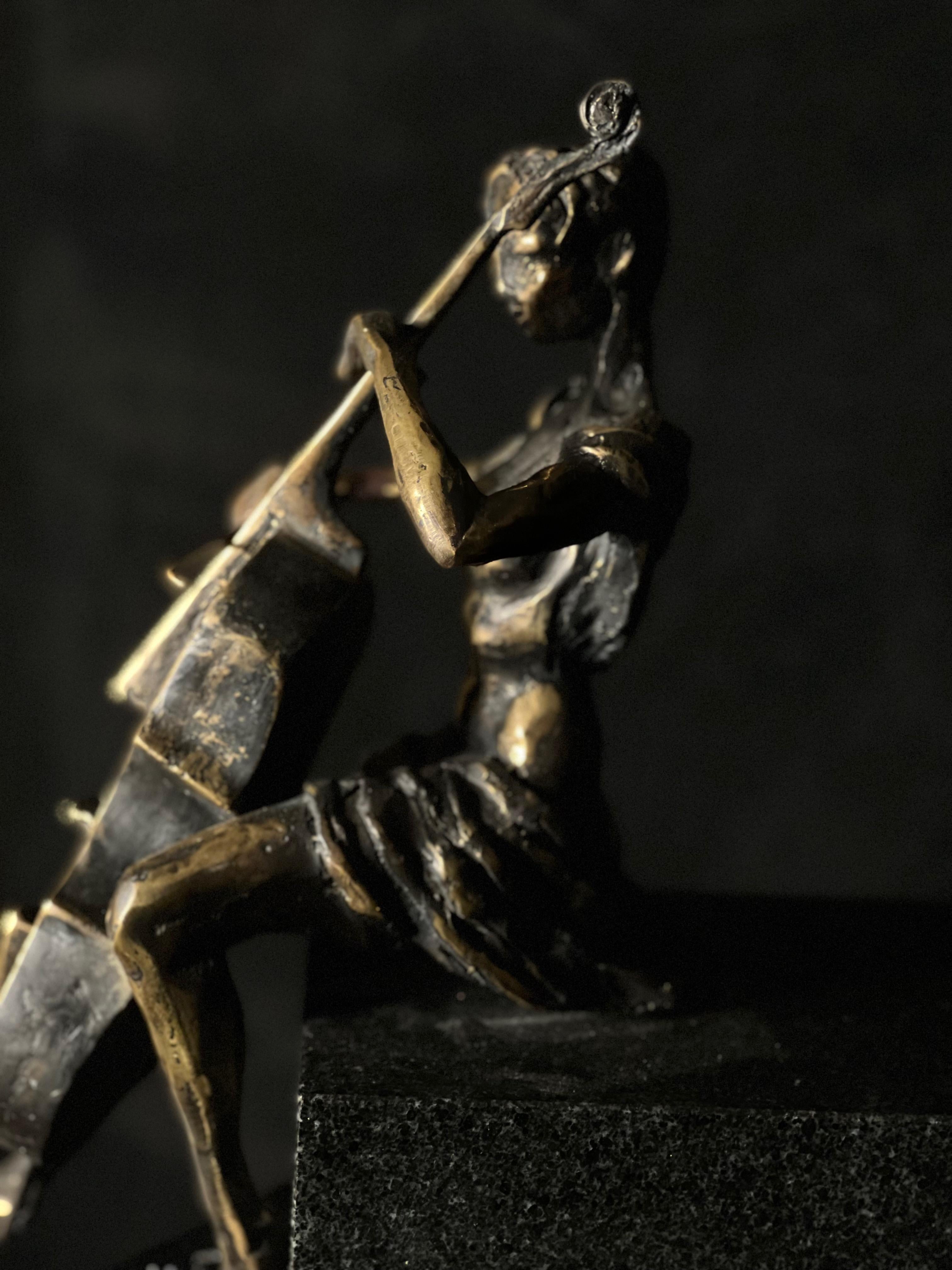 Le joueur de Cello - sculpture en bronze en vente 1