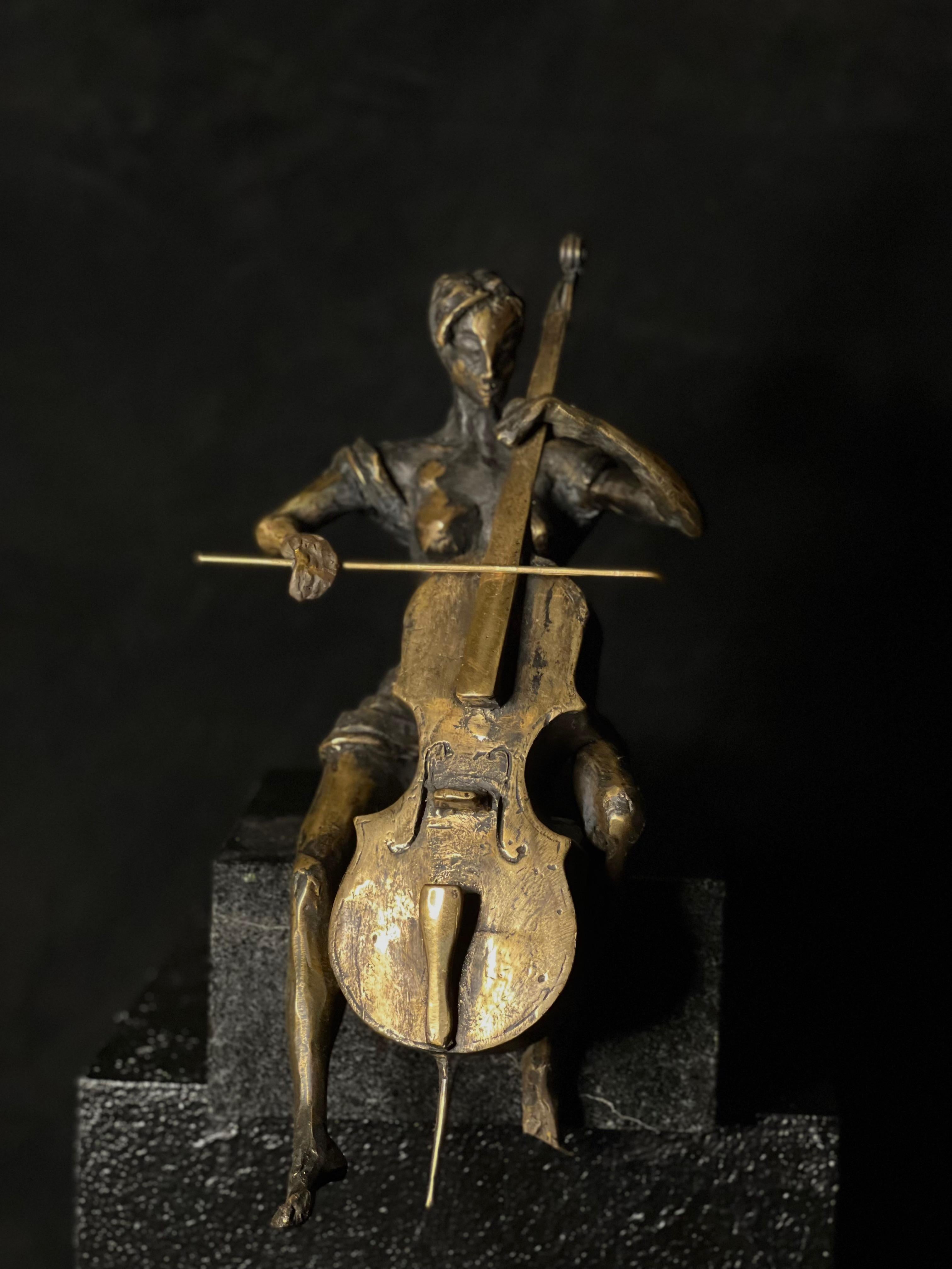 Le joueur de Cello - sculpture en bronze - Sculpture de Tauno Kangro